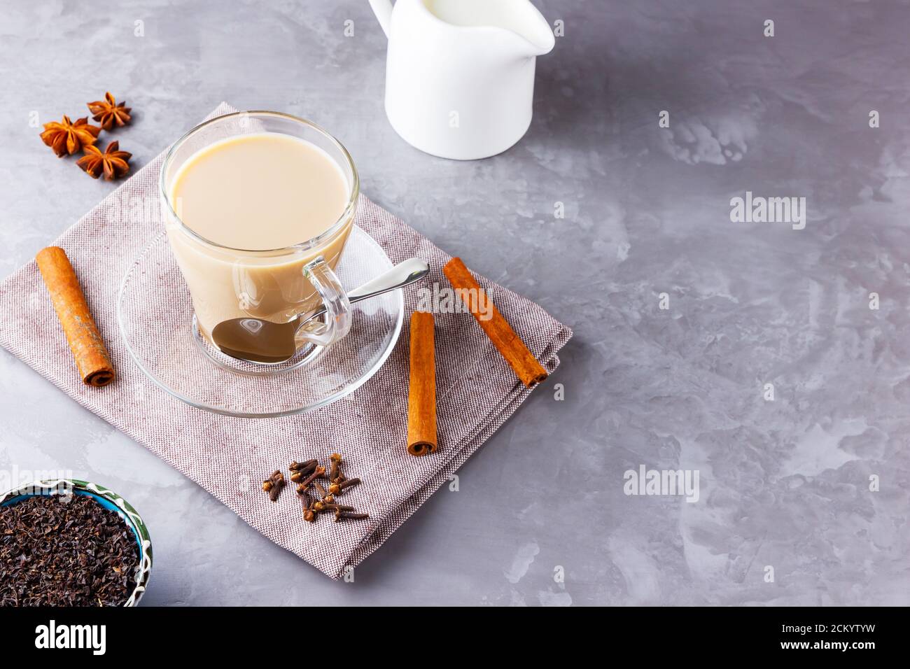 Thé Chai de masala. Boisson traditionnelle indienne - thé masala avec épices sur fond gris. Copier l'espace. Vue de dessus Banque D'Images