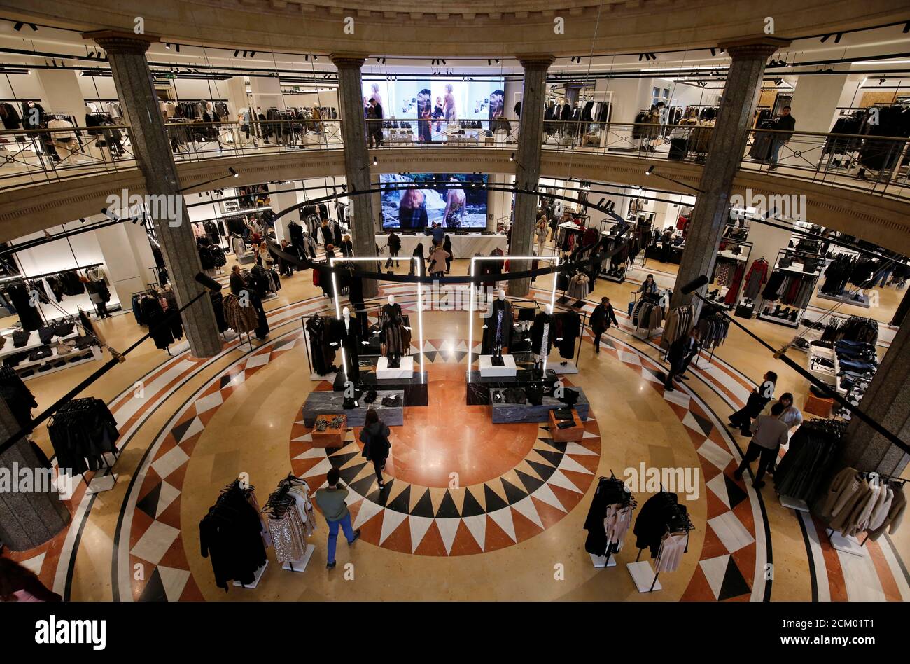 Les gens visitent un magasin Zara, une marque Inditex, dans le centre de  Barcelone, en Espagne, le 13 décembre 2016. REUTERS/Albert Gea Photo Stock  - Alamy