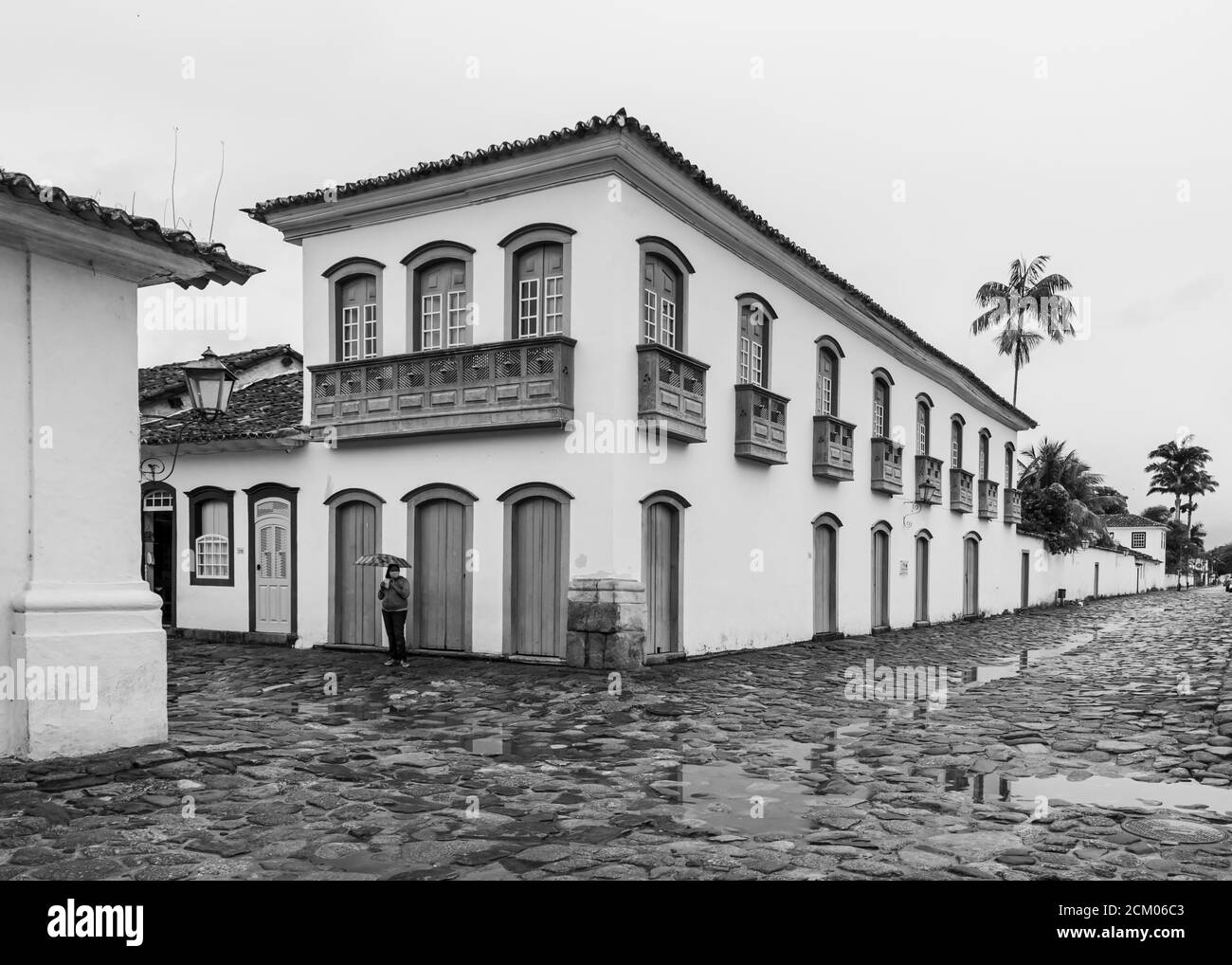 Photo en noir et blanc de la façade extérieure de l'ancien colonial Maison dans la ville historique au Brésil Banque D'Images