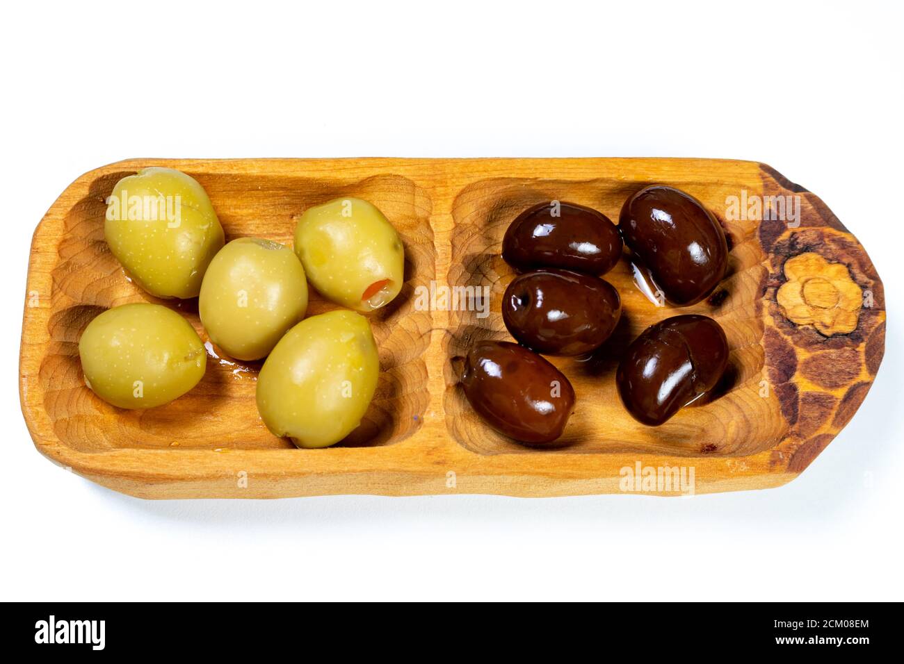 Olives noires et vertes dans un petit bol en bois Vue de dessus d'un arrière-plan de surface blanche Banque D'Images