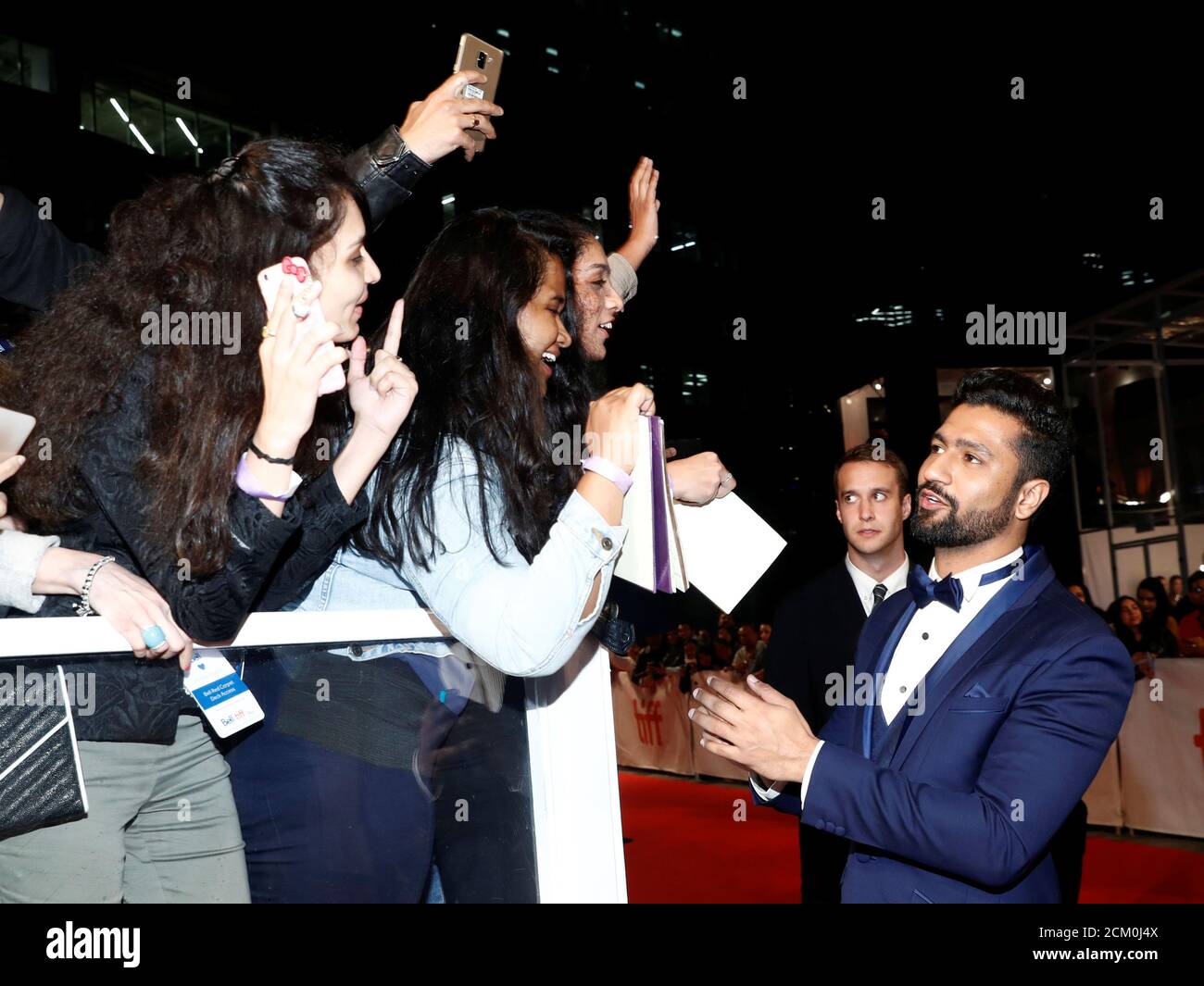 L'acteur Vicky Kaushal salue les fans lorsqu'il arrive pour la première de l'œuvre de mari au Festival international du film de Toronto, à Toronto, Ontario, Canada, le 11 septembre 2018. REUTERS/Mark Blinch Banque D'Images