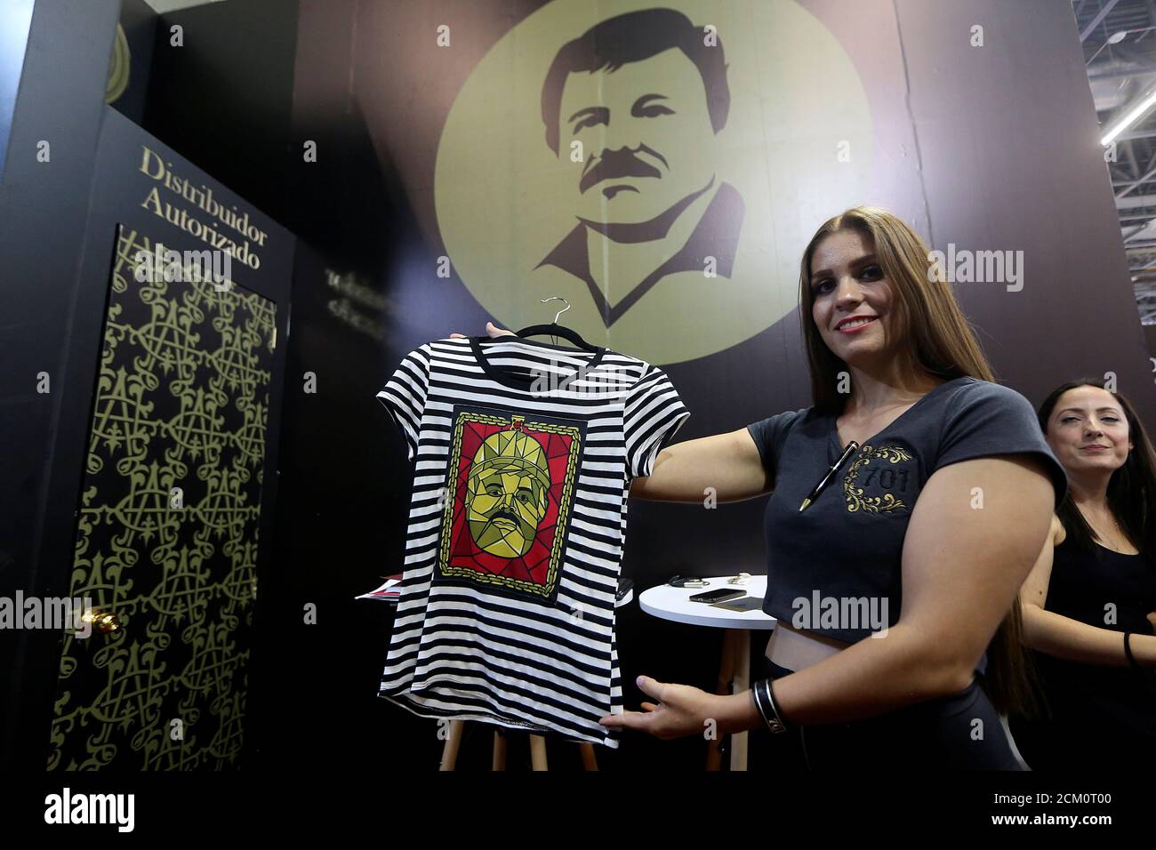 Une femme présente une chemise sur un stand de la marque de vêtements 'El  Chapo 701', propriété de sa fille Alejandrina Gisselle Guzman, au salon  Intermoda de Guadalajara, au Mexique, le 16