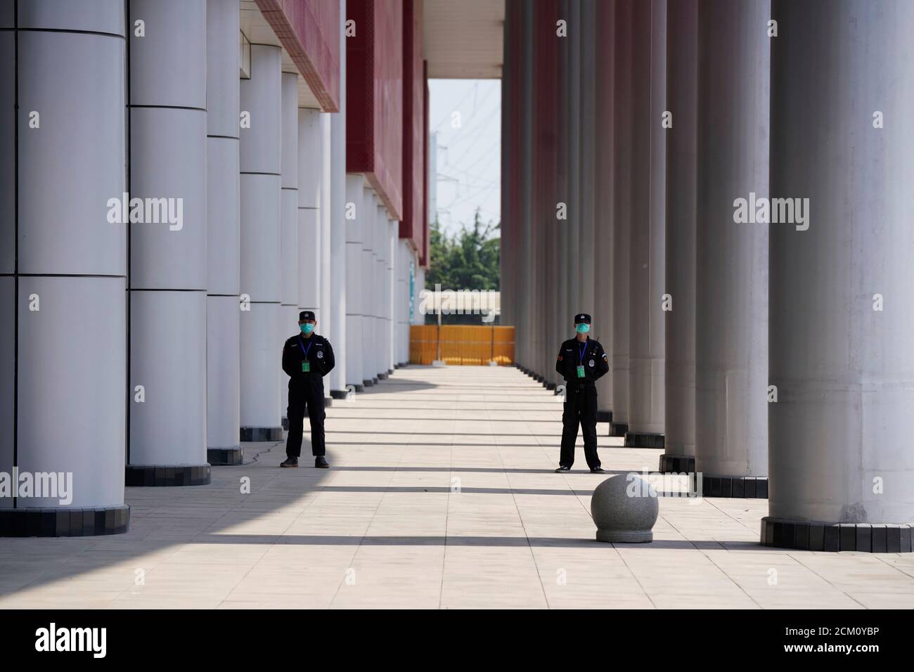 Le personnel de sécurité garde devant un centre de congrès qui a été utilisé comme hôpital de fortune pour traiter les patients atteints de la maladie du coronavirus (COVID-19), à Wuhan, province de Hubei, Chine le 9 avril 2020. REUTERS/Aly Song Banque D'Images