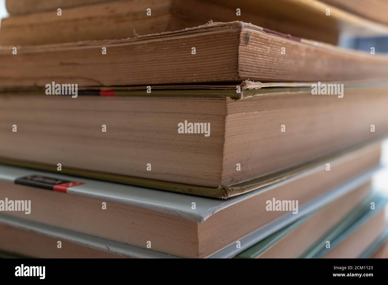Pile de livres anciens et jaunés Banque D'Images