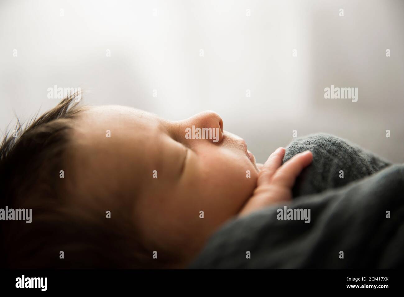Vue Laterale Du Nouveau Ne Endormi Avec Beaucoup De Cheveux Photo Stock Alamy