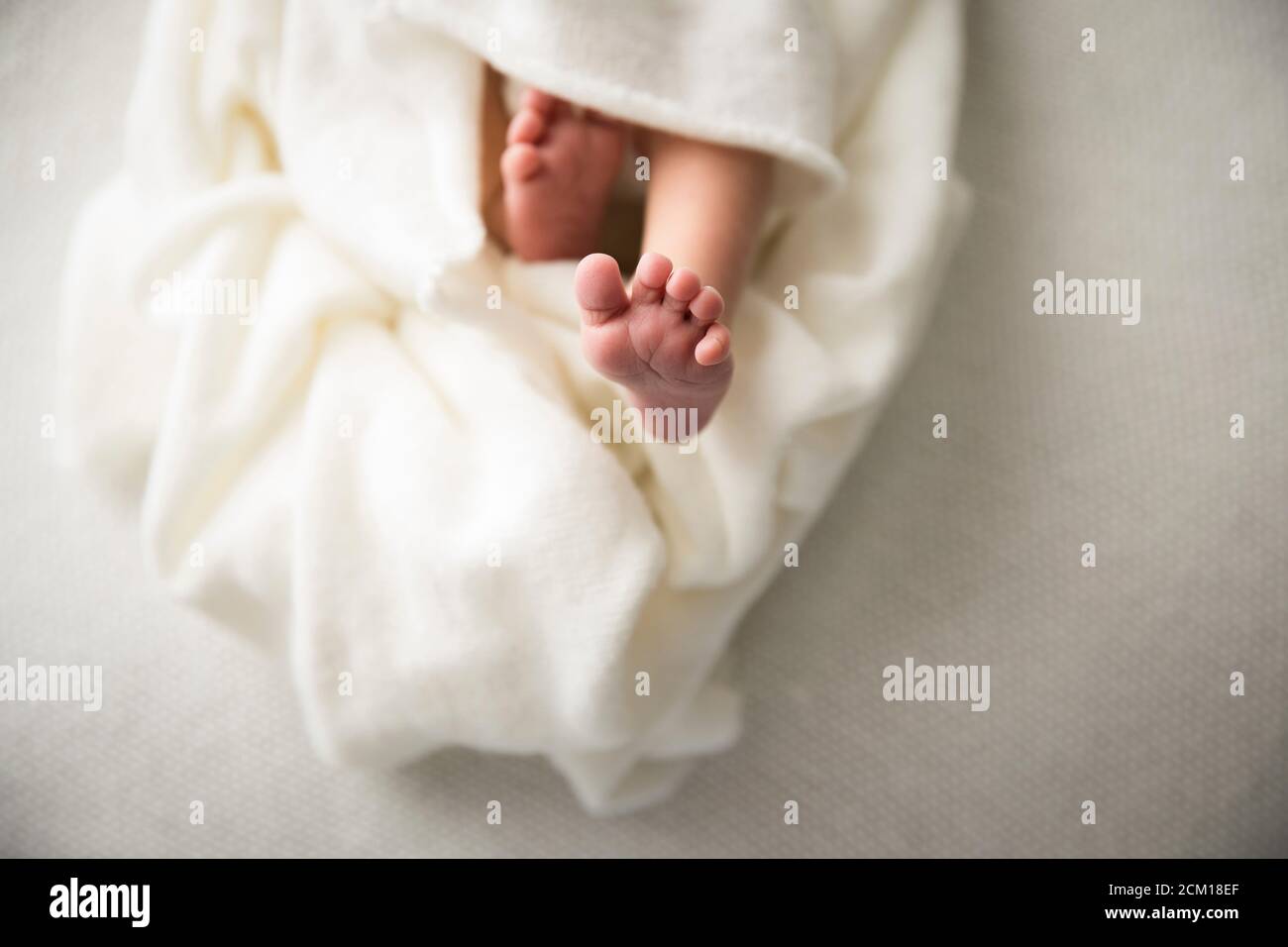 Gros plan sur le détail, nouveau-né pied de bébé, avec couverture blanche Banque D'Images