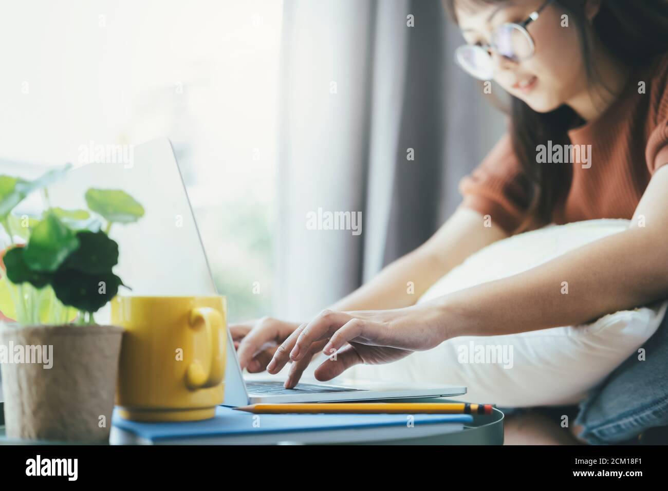 Jeune fille utilisant ordinateur portable pour auto-apprentissage en ligne. Apprentissage en ligne, apprentissage en ligne, autoformation et concept d'éducation en ligne. Banque D'Images