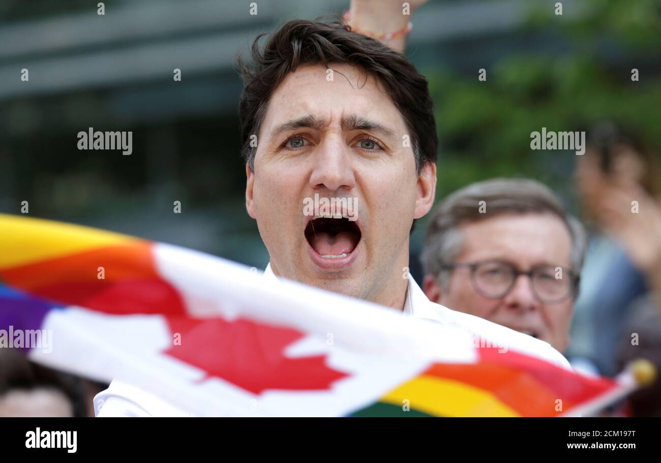 Le premier ministre canadien Justin Trudeau se joint aux partisans de la communauté LGBTQ de Toronto lorsqu'ils défilent dans l'une des plus grandes parodes Pride d'Amérique du Nord, à Toronto (Ontario), au Canada, le 23 juin 2019. REUTERS/Chris Helgren Banque D'Images