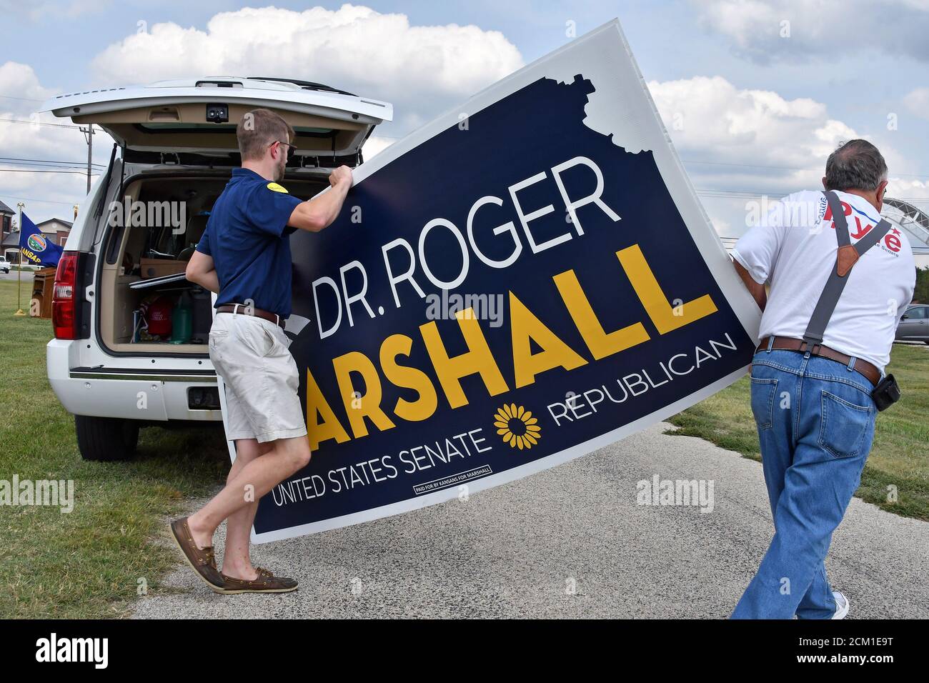 Emporia Kansas, États-Unis. 16 septembre 2020. Les partisans républicains locaux déchargent les panneaux de grande cour du candidat du Sénat Roger Marshall au parc des expositions du comté de Lyon. Crédit : Mark Reinstein/Media Punch/Alamy Live News Banque D'Images