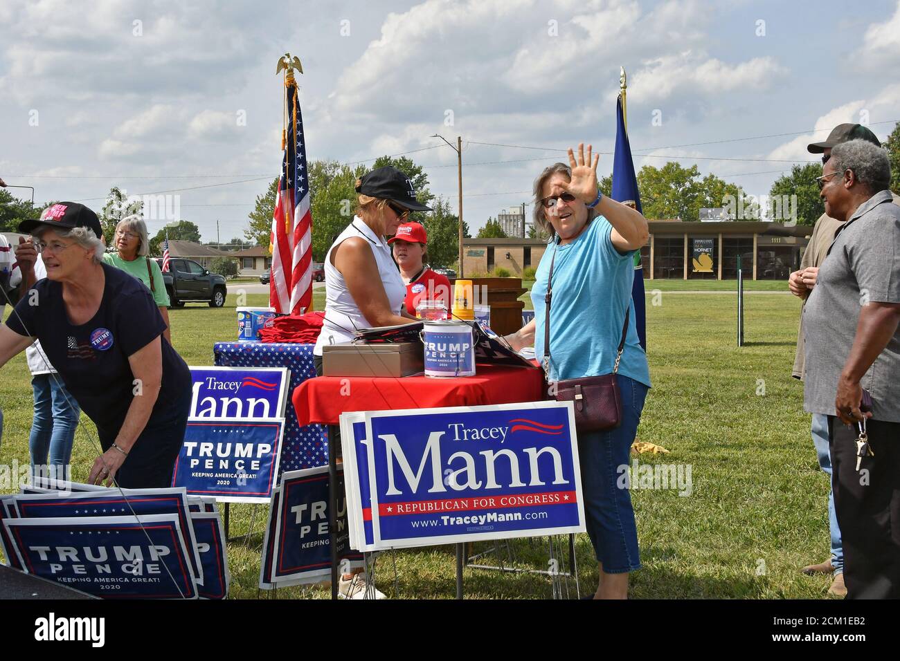 Emporia Kansas, États-Unis. 16 septembre 2020. Les partisans républicains de Tracy Mann s'alignent pour acheter des panneaux de cour, au parc d'expositions du comté de Lyon. Crédit : Mark Reinstein/Media Punch/Alamy Live News Banque D'Images