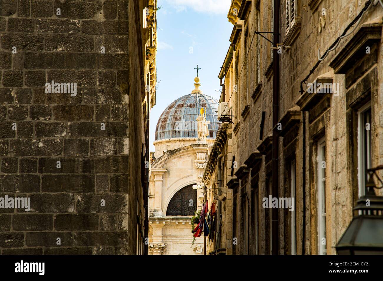 Dôme ovale de l'église entre les allées Banque D'Images