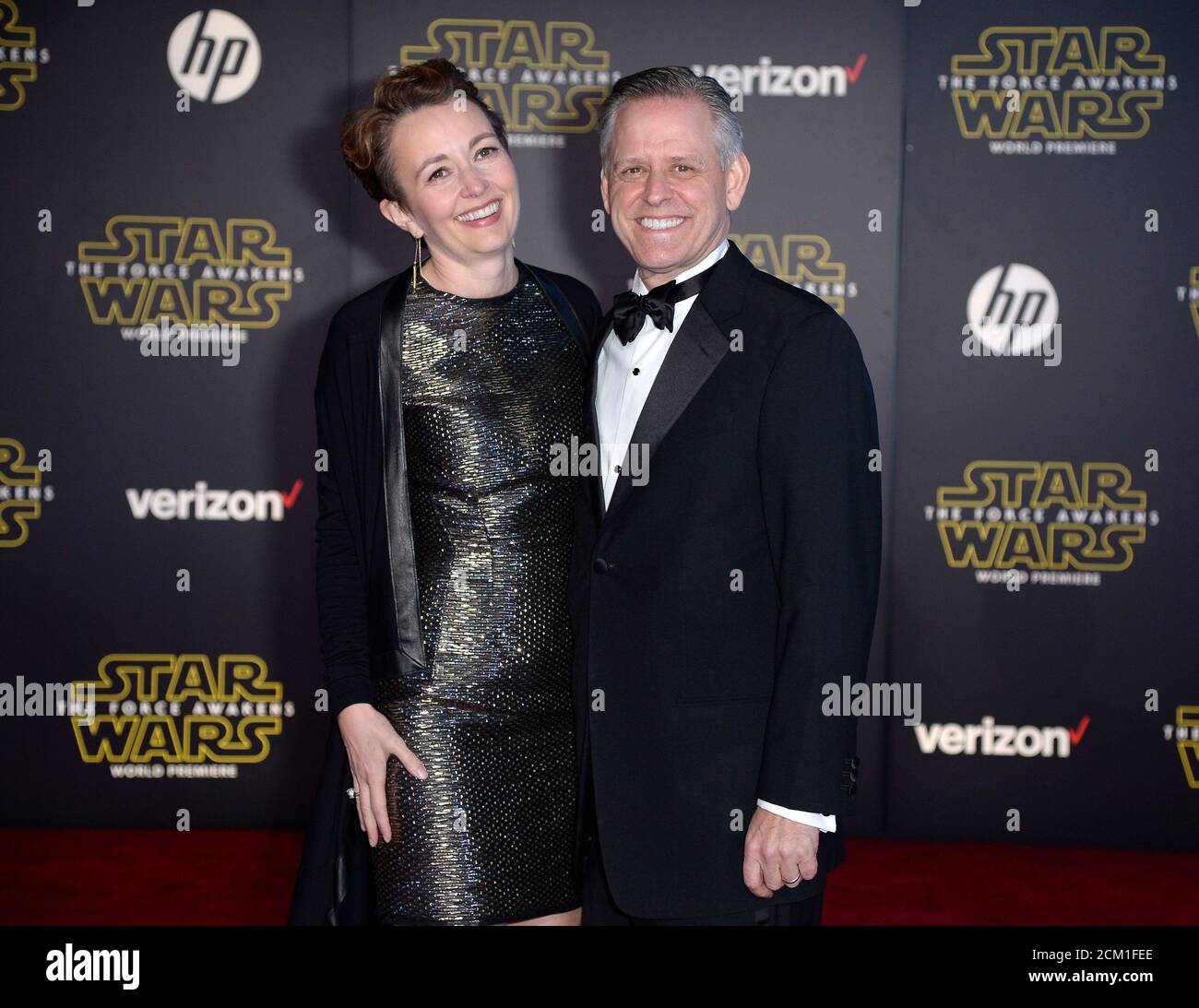 Jeff Clarke, PDG de Kodak, et Suzette, épouse, arrivent à la première de «  Star Wars: The Force Awakens » à Hollywood, Californie, le 14 décembre  2015. REUTERS/Kevork Djansezian Photo Stock - Alamy