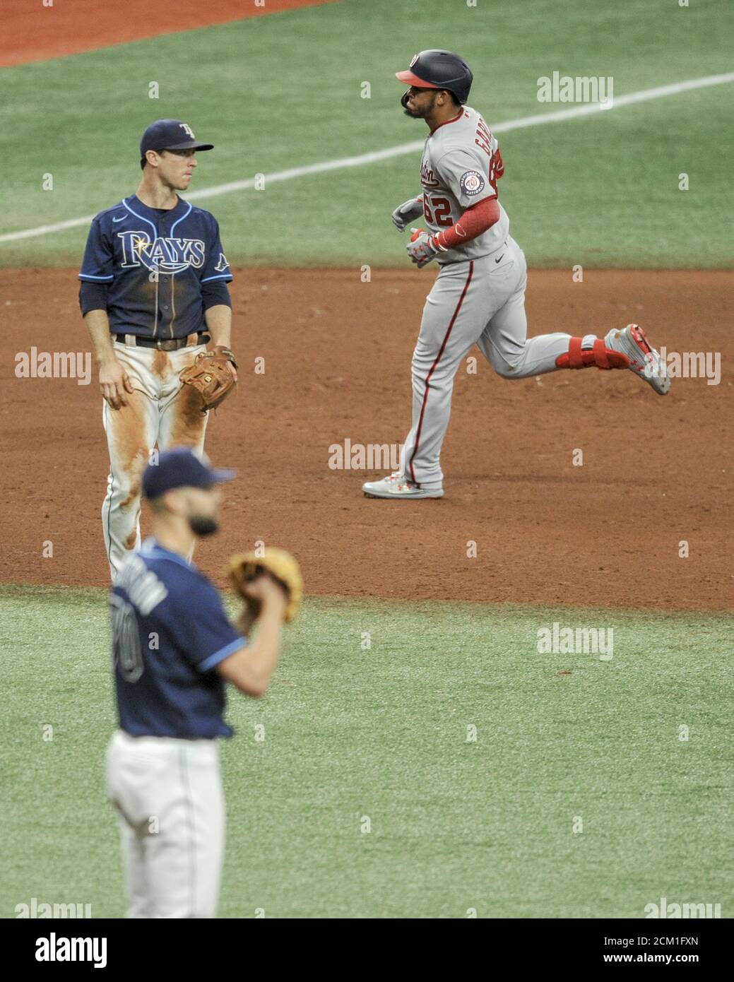 Saint-Pétersbourg, États-Unis. 16 septembre 2020. Joey Wendle (L) de Tampa Bay Rays se présente alors que Luis Garcia, des ressortissants de Washington, tourne les bases après avoir heurté une course à deux tours au large de la reliever Nick Anderson (C) de Tampa Bay lors du 10e repas au Tropicana Field à Saint-Pétersbourg, en Floride, le mercredi 16 septembre 2020. Photo de Steven J. Nesius/UPI crédit: UPI/Alamy Live News Banque D'Images