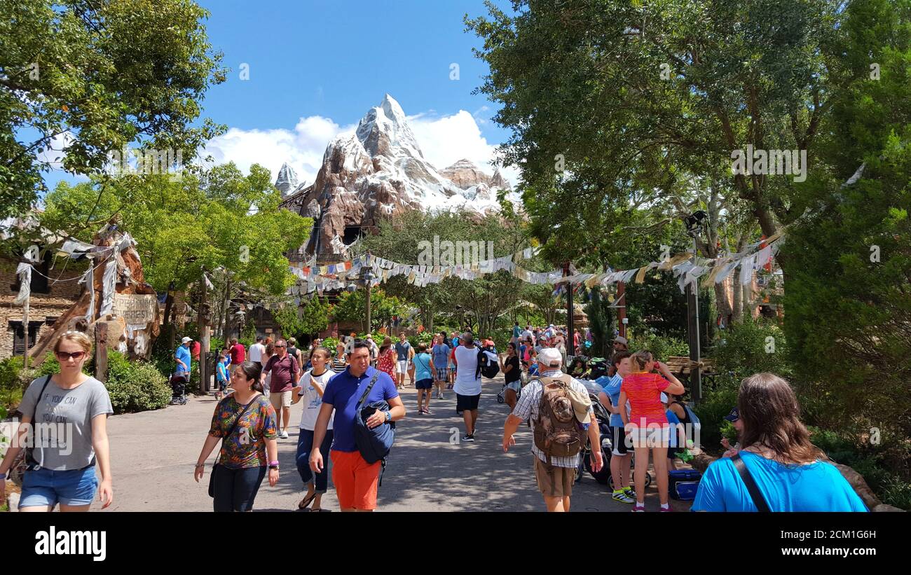 Magic Kingdom Park avec expédition Everest en arrière-plan, Walt Disney World, Orlando, Floride, États-Unis Banque D'Images