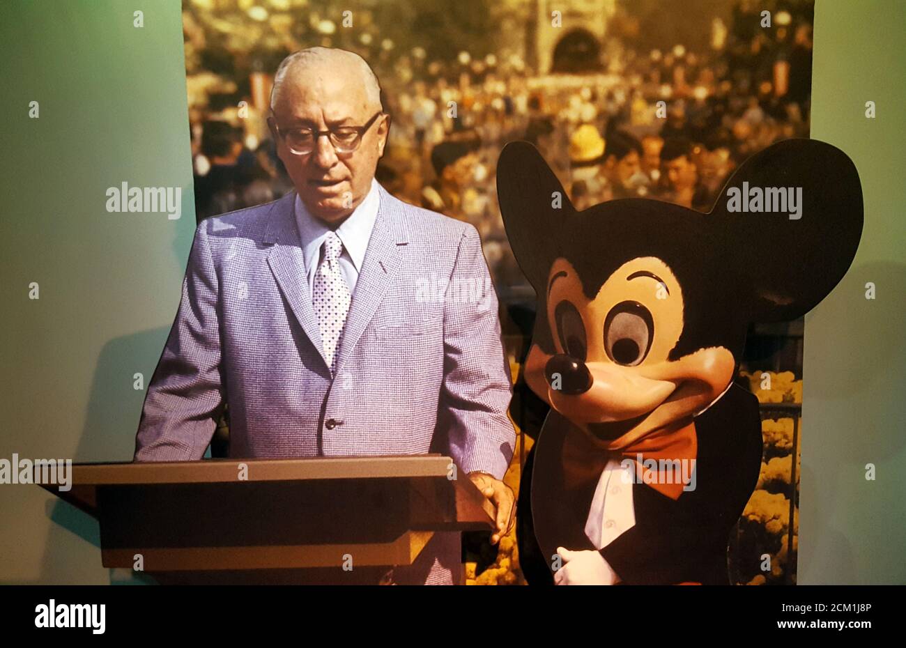 Une photo de Roy O. Disney et Mickey Mouse des années 1960, exposée à Walt  Disney World, Orlando, Floride, États-Unis Photo Stock - Alamy