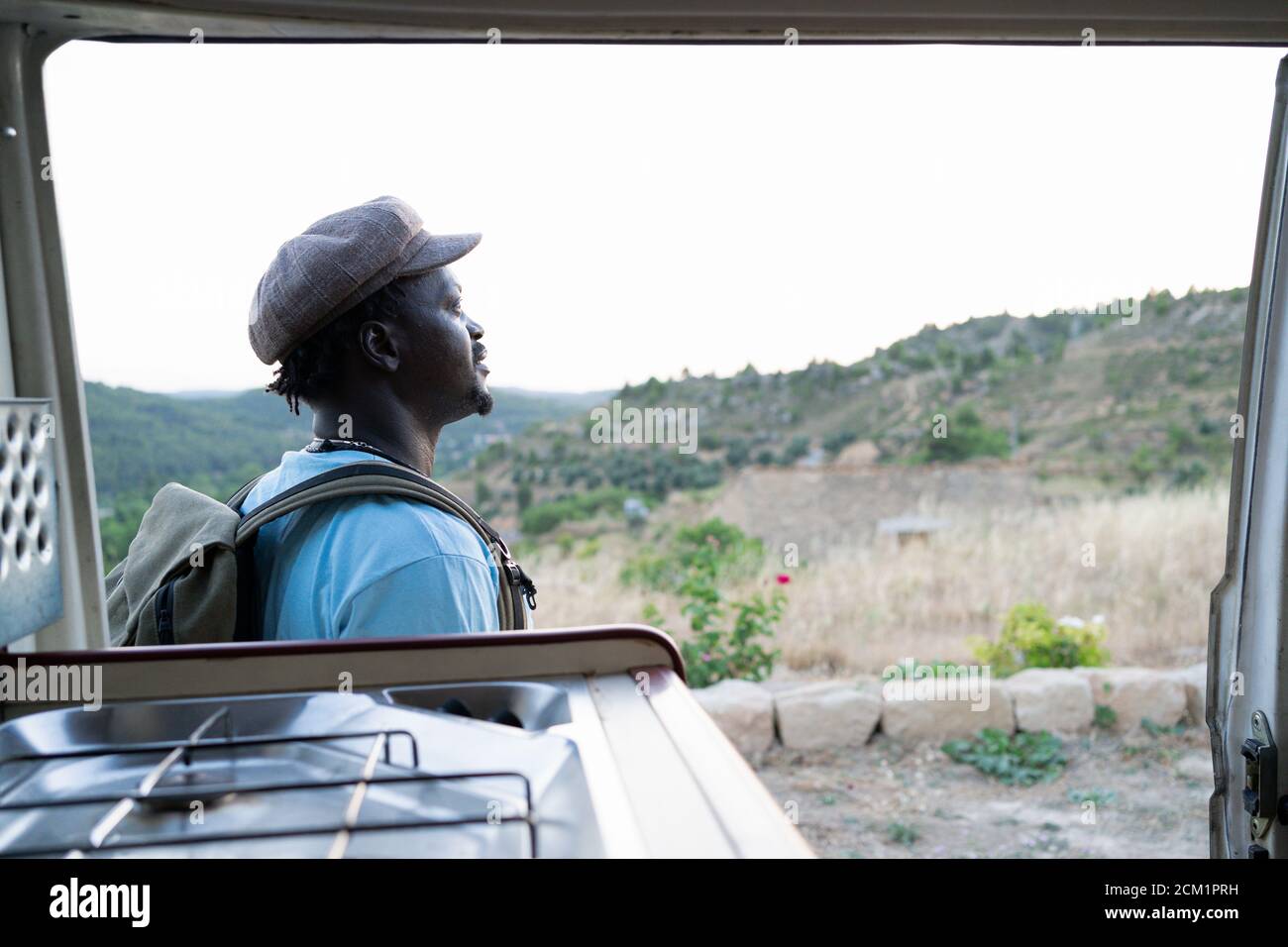 homme américain d'afrique noire avec sac à dos vert, concept de voyage Banque D'Images