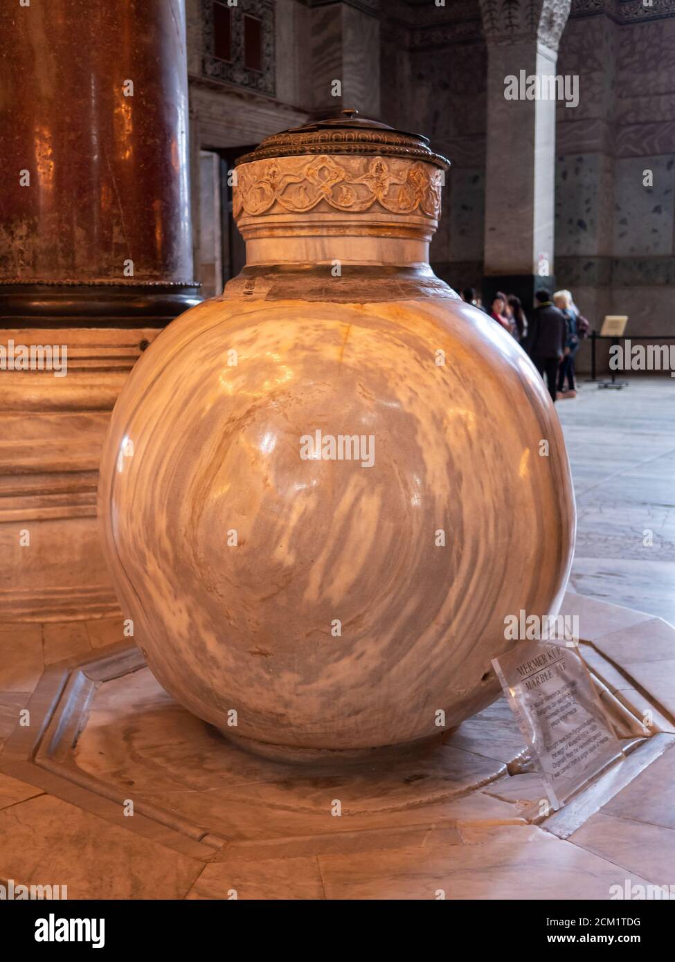 ISTANBUL, TURQUIE - 23 mai 2019 : grand pot d'albâtre à l'intérieur de la mosquée sainte-sophie à istanbul Banque D'Images