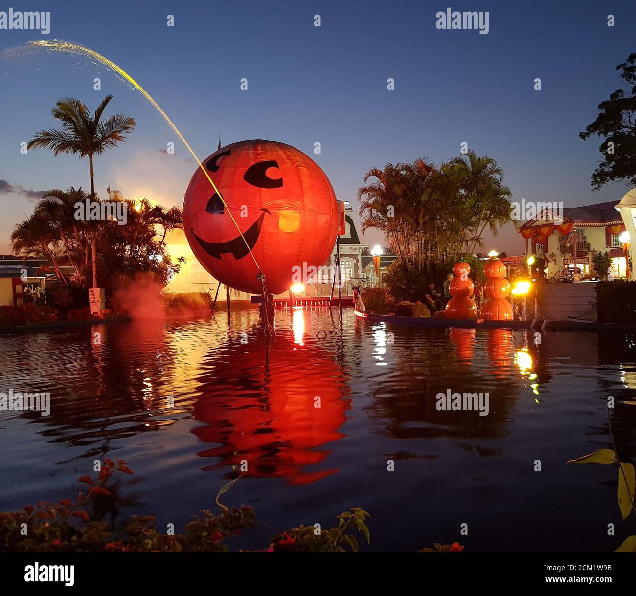 Une fontaine de citrouille-lanterne le soir d'Halloween au parc à thème Dreamworld, Queensland, Australie Banque D'Images