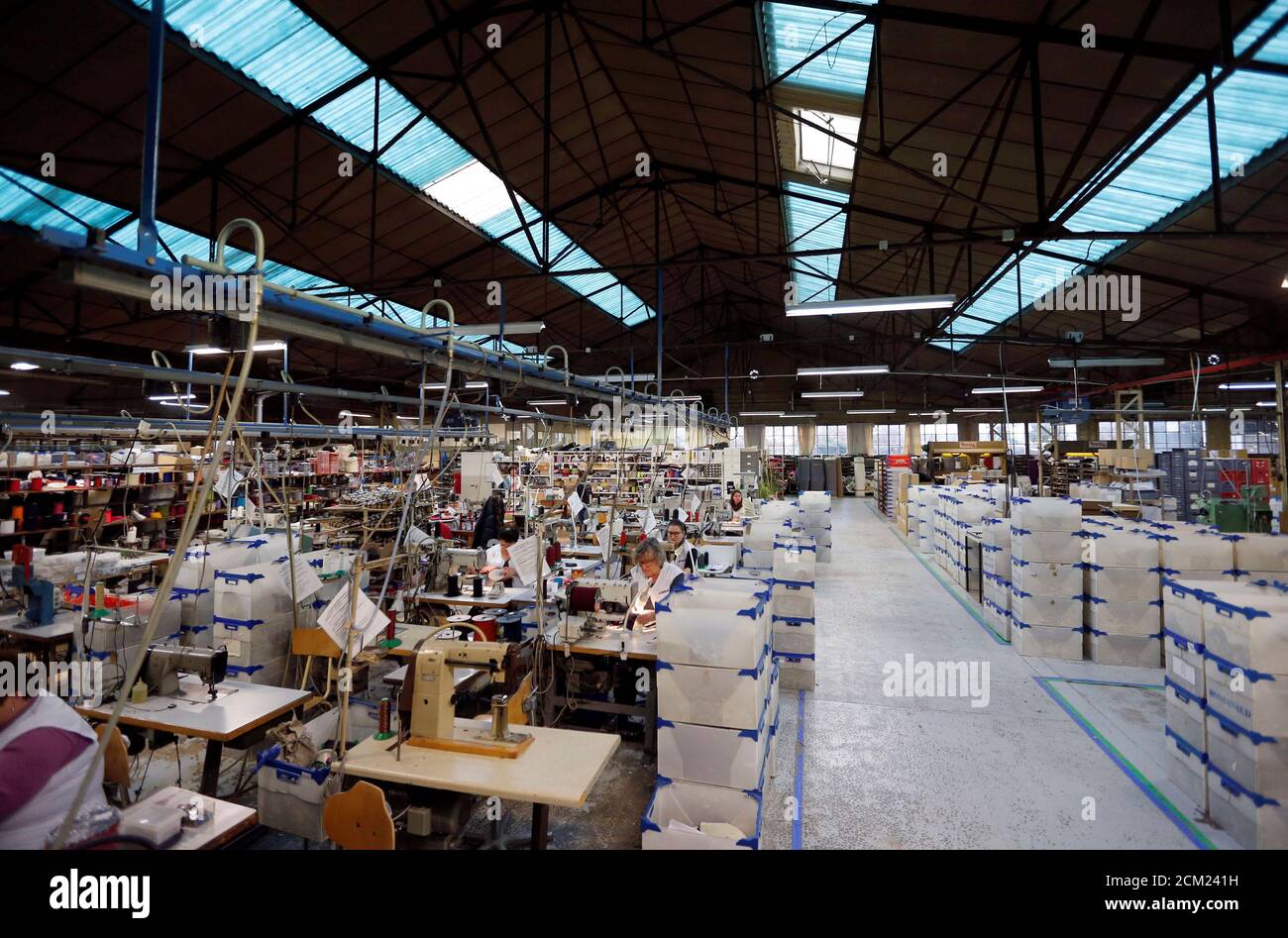 Les employés travaillent sur des pantoufles Charentaise à l'usine de la  Maison Rondinaud à Rivieres, près de la Rochefoucauld, en Charente, France  le 7 février 2018. REUTERS/Regis Duvignau Photo Stock - Alamy