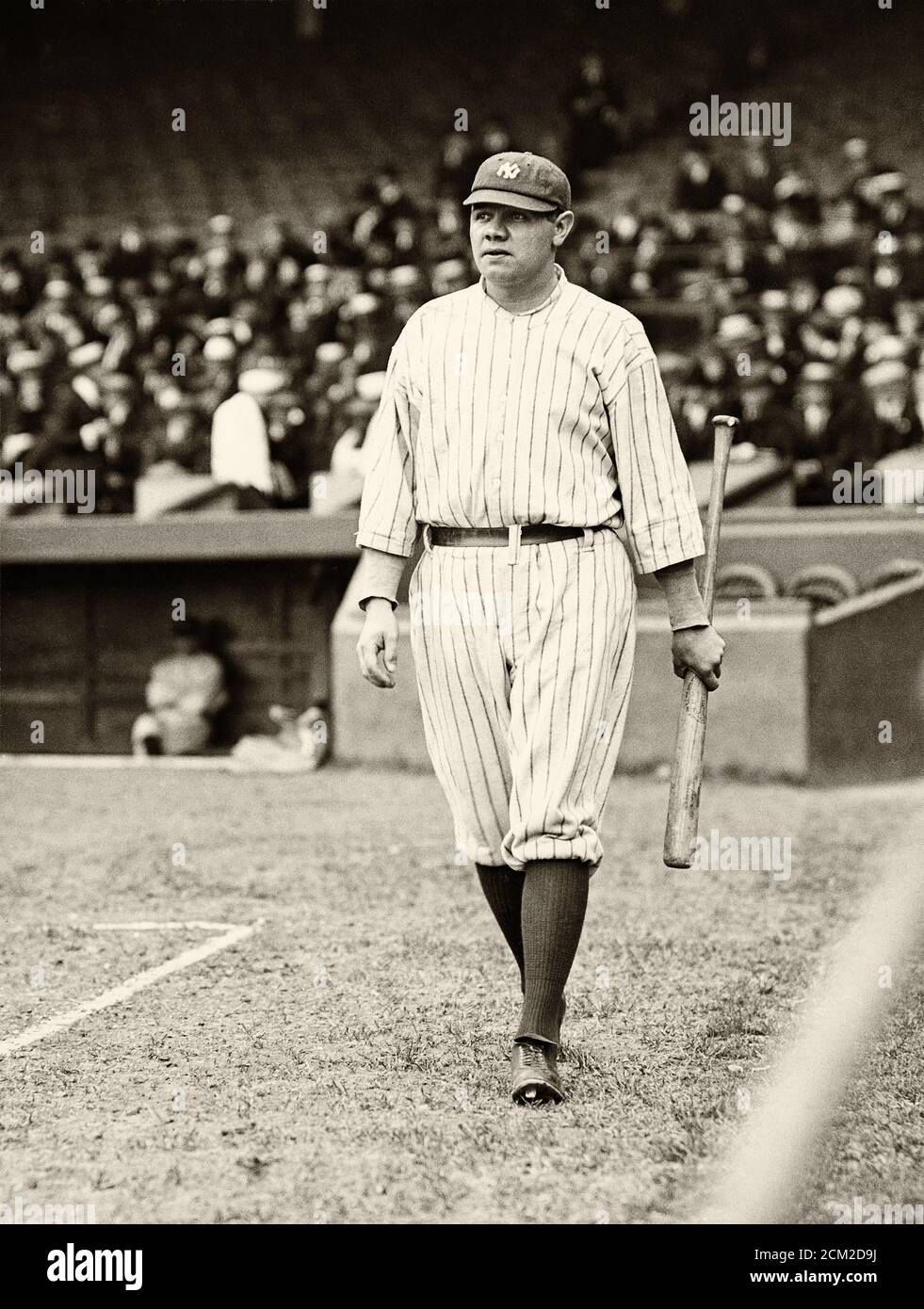 New York Yankee Babe Ruth marchant avec la chauve-souris Banque D'Images