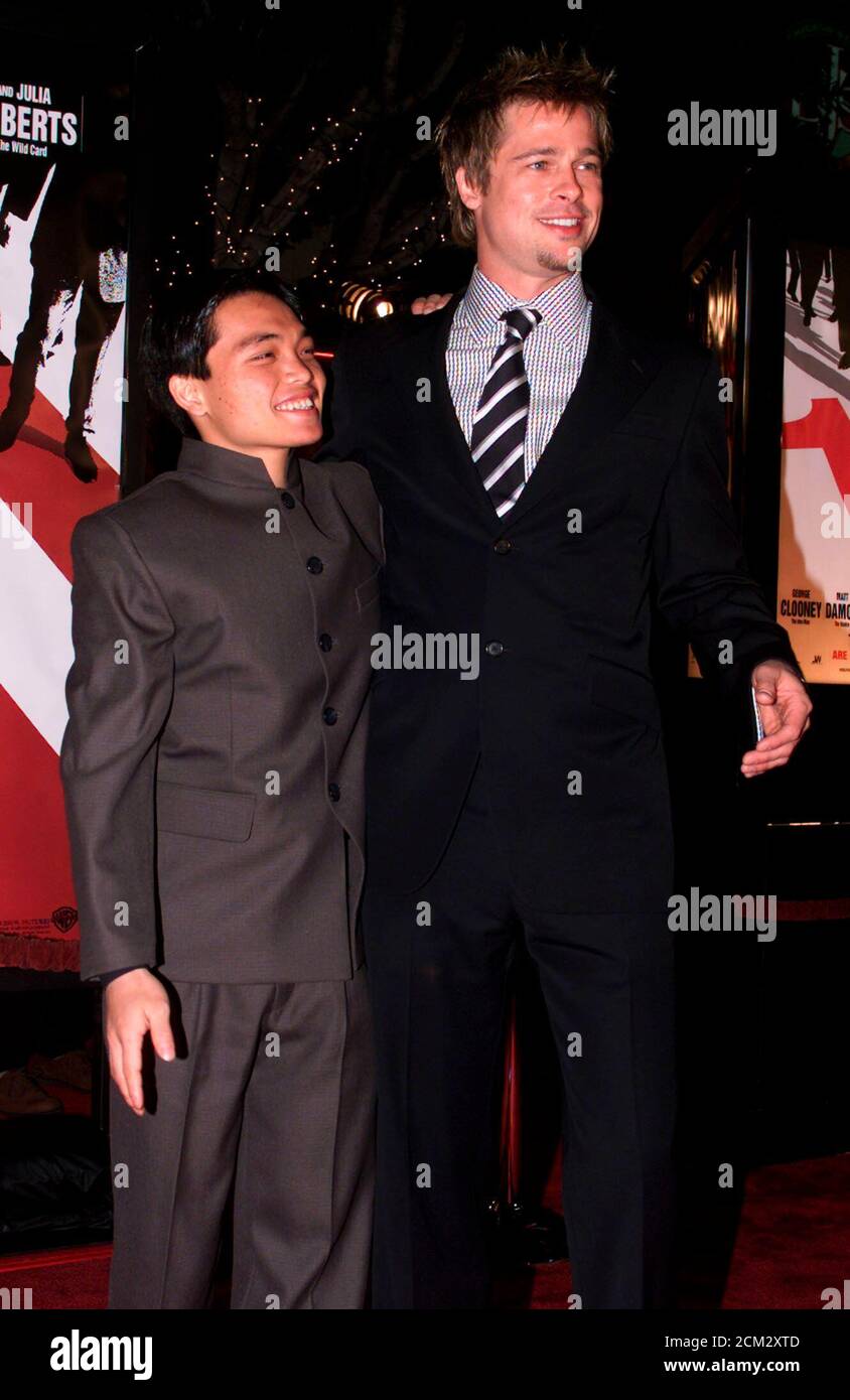 L'acteur chinois, Acrobat Shaobo Qin (L) et la co-star Brad Pitt, membres  du nouveau film 'Ocean's Eleven' posent à la première du film le 5 décembre  2001 à Los Angeles. Le film