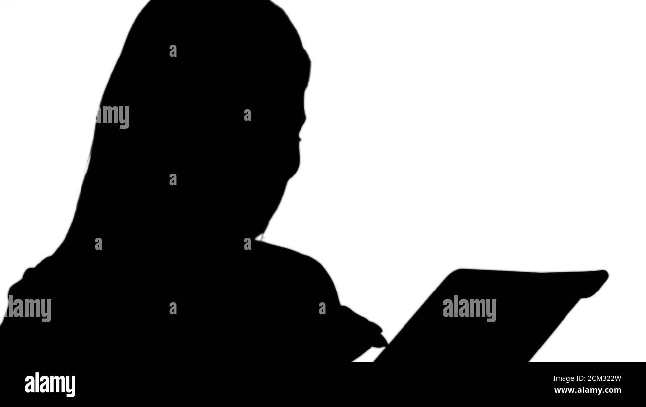 Silhouette souriante femme d'affaires utilisant une tablette. Banque D'Images