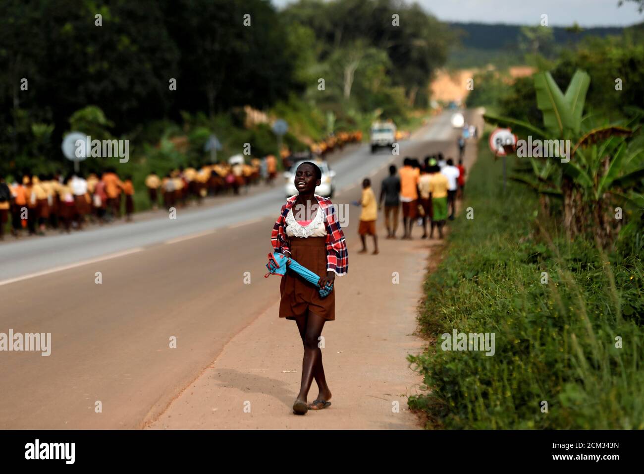 Une fille réagit en observant des écoliers qui marchent à la maison près de Princess Town, Ghana le 23 novembre 2018. Photo prise le 23 novembre 2018. REUTERS/Zohra Bensemra IMAGES TPX DU JOUR Banque D'Images