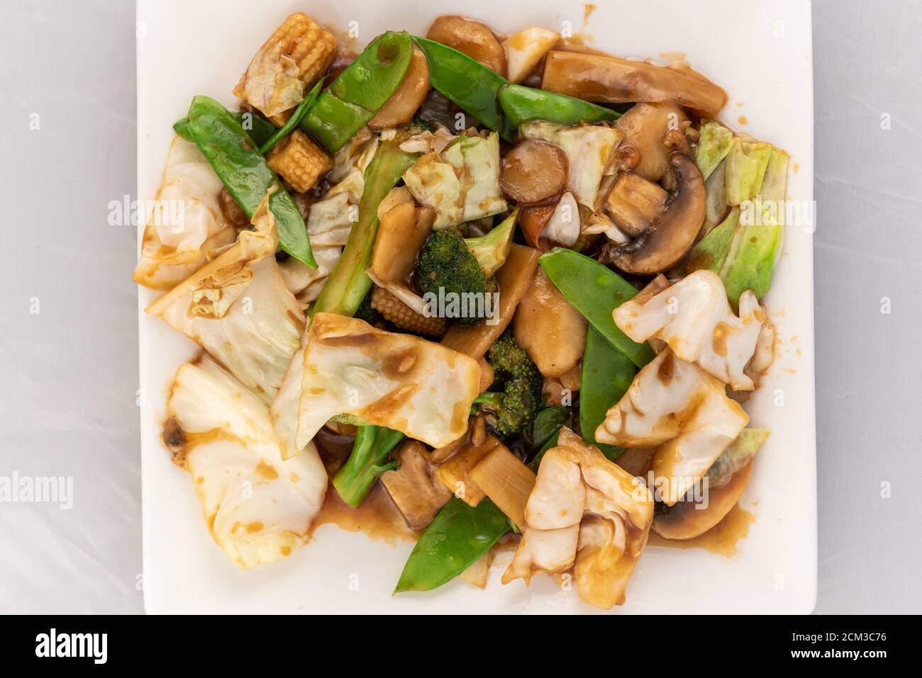 Assiette appétissante régalez vos papilles avec un mélange de légumes dans une taille de service parfaite. Banque D'Images