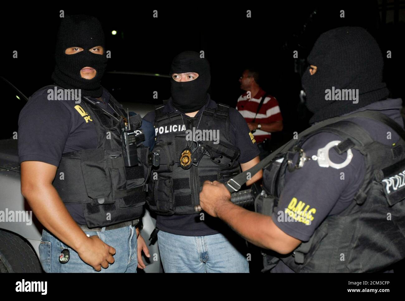 Police special forces stand guard outside the Brazilian embassy in Tegucigalpa September 22, 2009. Honduran security forces clashed on Tuesday with thousands of supporters of ousted President Manuel Zelaya outside Brazil's embassy, where he took refuge after slipping back into the country aiming to retake power. REUTERS/Henry Romero (HONDURAS POLITICS CONFLICT) Banque D'Images