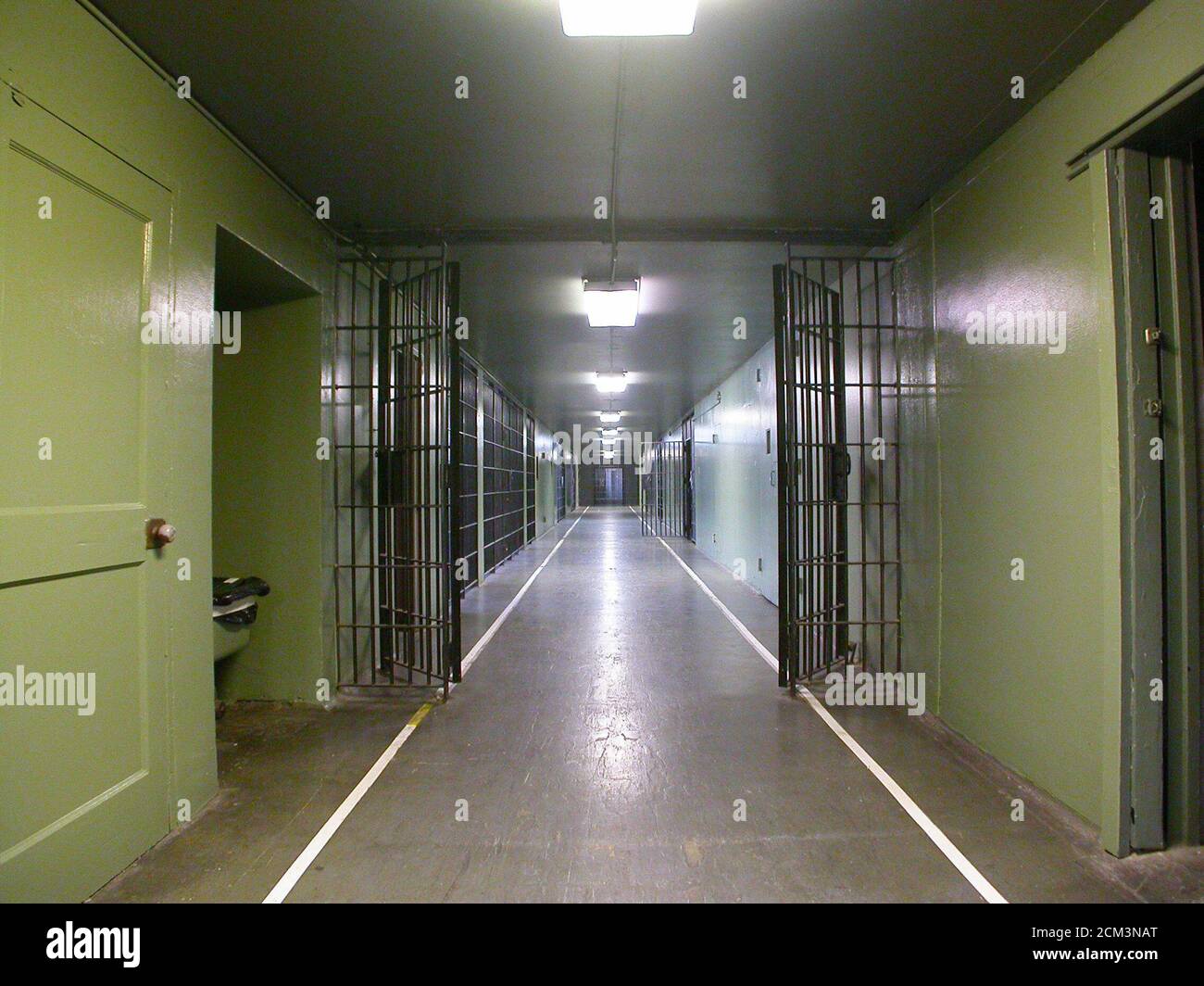 Ancienne cellule de prison dans une installation publique non utilisée. Banque D'Images