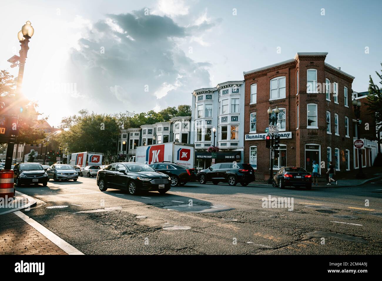 Une intersection animée dans le quartier de Georgetown à Washington, D.C., lors d'une soirée ensoleillée d'été Banque D'Images