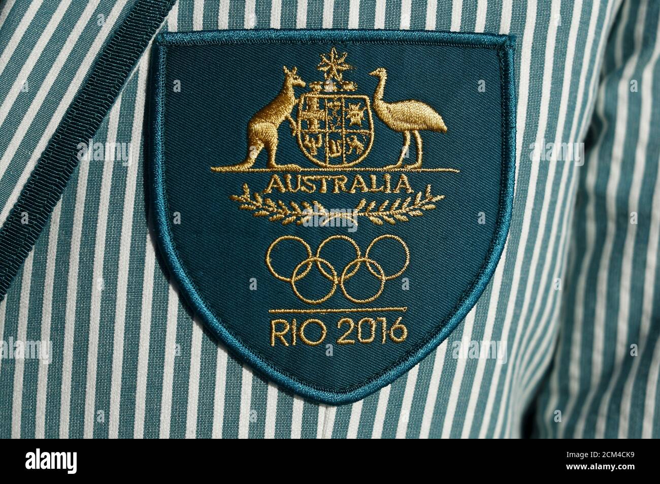 L'écusson officiel de l'équipe olympique australienne 2016 est représenté  sur une veste de blazer d'un athlète qui se présentera aux Jeux olympiques  de 2016 à Rio lors d'une cérémonie de dévoilement officielle