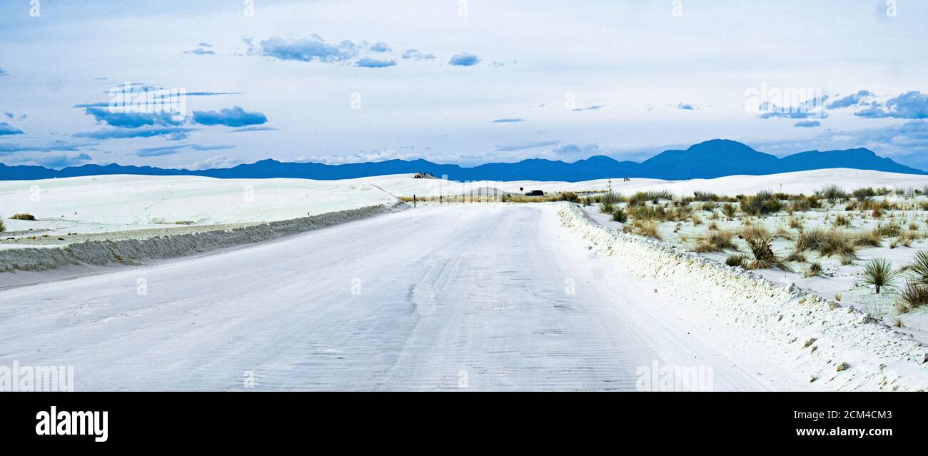 Vue sur la route en cristal de gypse dans le parc national de White Sands, Nouveau-Mexique, États-Unis, vue de la voiture Banque D'Images