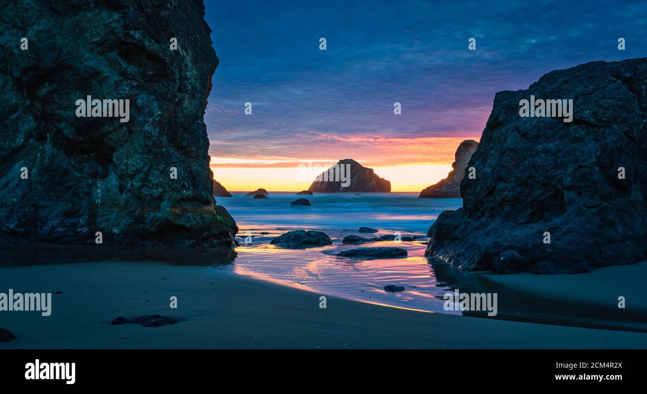 Célèbre face Rock à Bandon, Oregon, entre les rochers. Banque D'Images