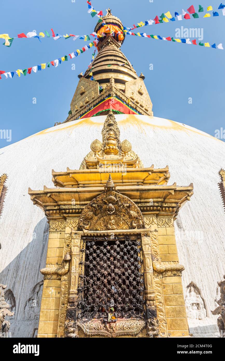 Tour de la Boudhanath Stupa décorée de drapeaux à Katmandou, Népal. Banque D'Images