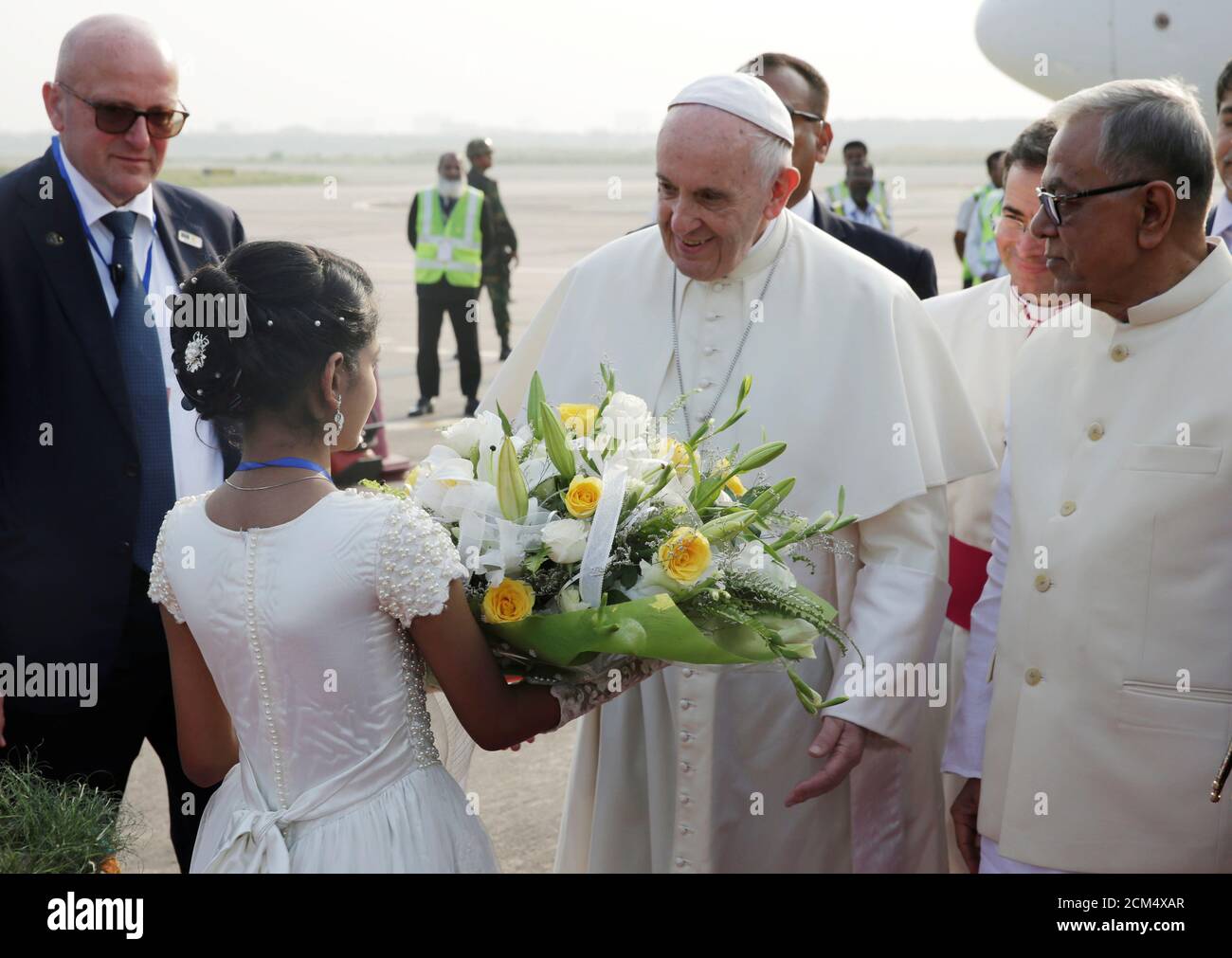 Le pape François est accueilli après son arrivée à l'aéroport de Dhaka, au Bangladesh, le 30 novembre 2017. À droite se trouve le président du Bangladesh, Abdul Hamid. REUTERS/Max Rossi Banque D'Images