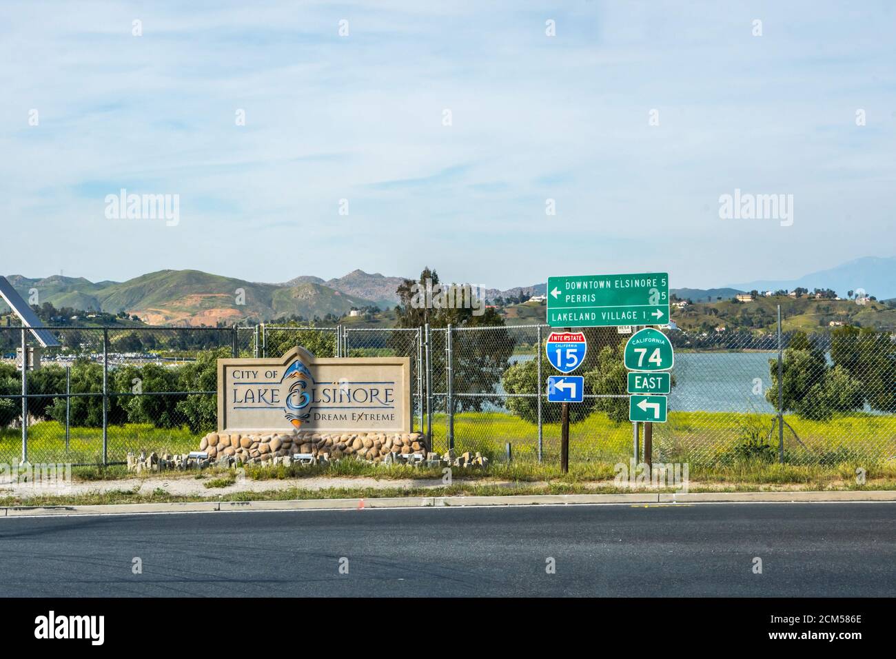 Lac Elsinore, CA, États-Unis - 26 avril 2020 : panneau accueillant au point d'entrée du lac Preserve Banque D'Images