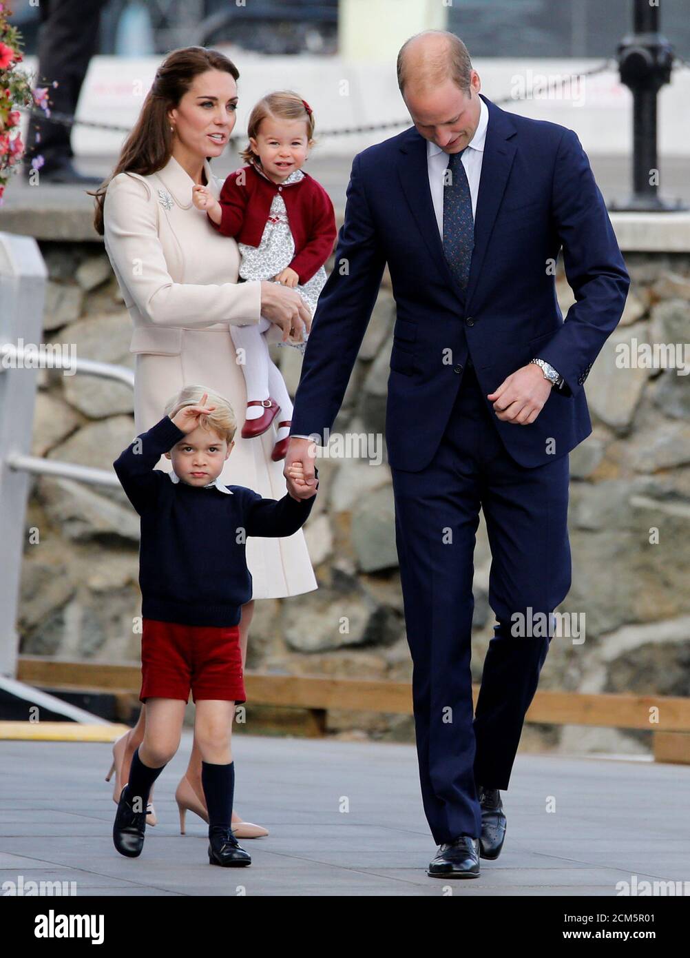 Britain's Prince William, Catherine, Duchess of Cambridge, Prince George and Princess Charlotte arrives to board a floatplane for their official departure from Canada in Victoria, British Columbia, Canada, October 1, 2016. REUTERS/Chris Wattie Banque D'Images