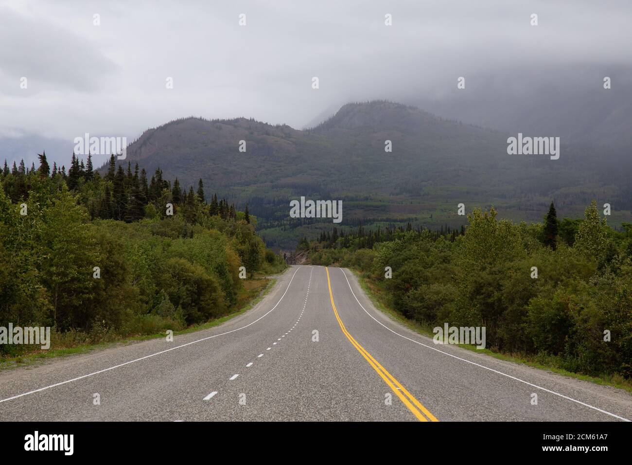 Belle route panoramique, route du Klondike, dans la nature canadienne Banque D'Images