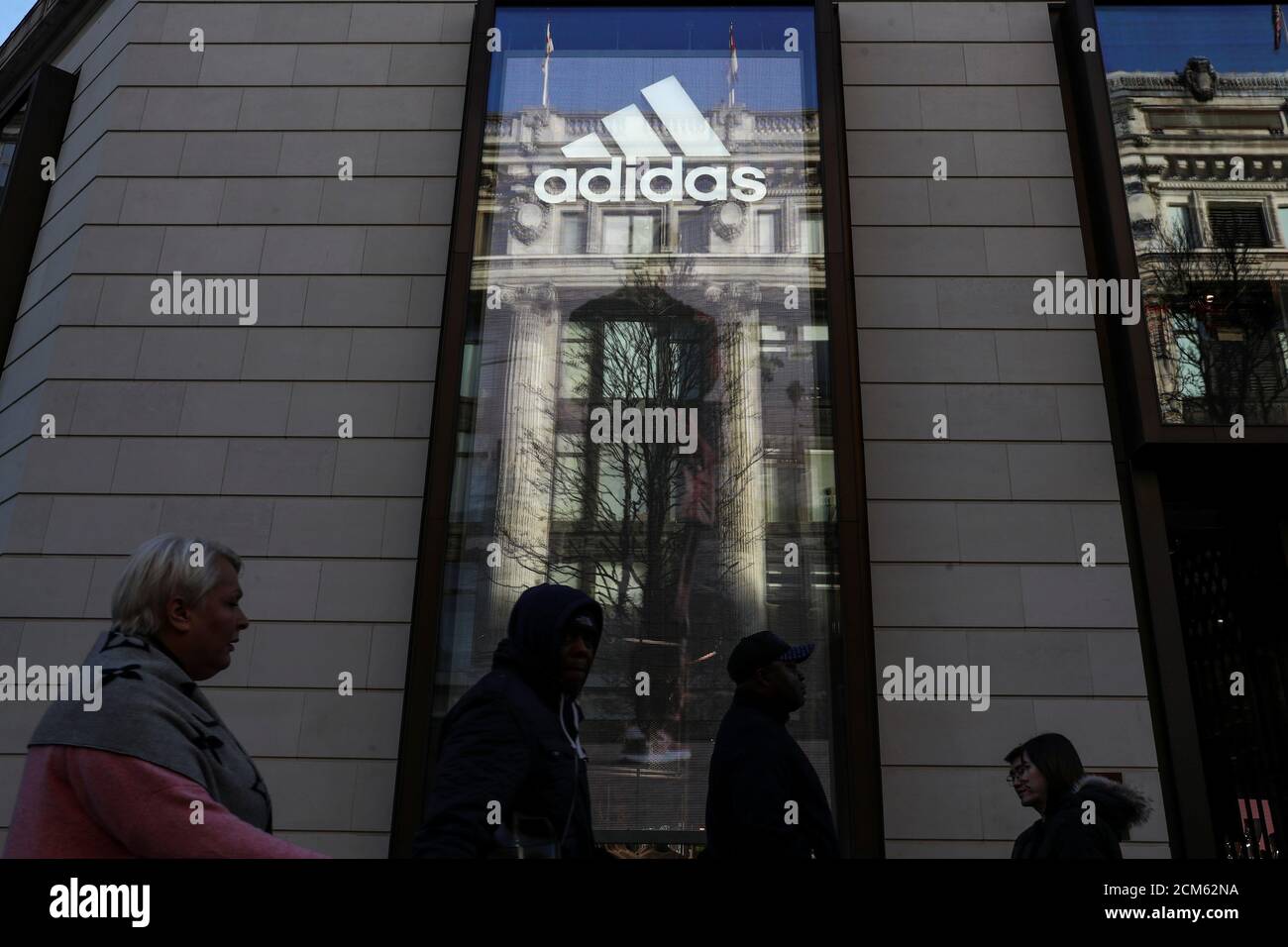 Des piétons marchent devant un magasin Adidas sur Oxford Street à Londres,  Grande-Bretagne le 18 janvier 2020. REUTERS/Simon Dawson Photo Stock - Alamy