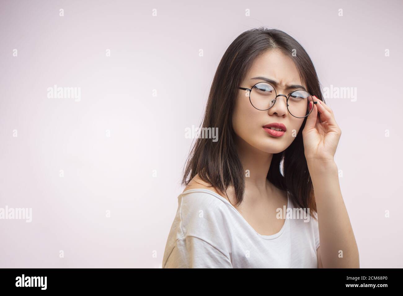 Mécontentement la jeune femme asiatique se sent mal à l'œil, à l'ajustement  des lunettes d'ordinateur optique, la correction des problèmes de vue, la  fatigue, le travail excessif et le stress au travail