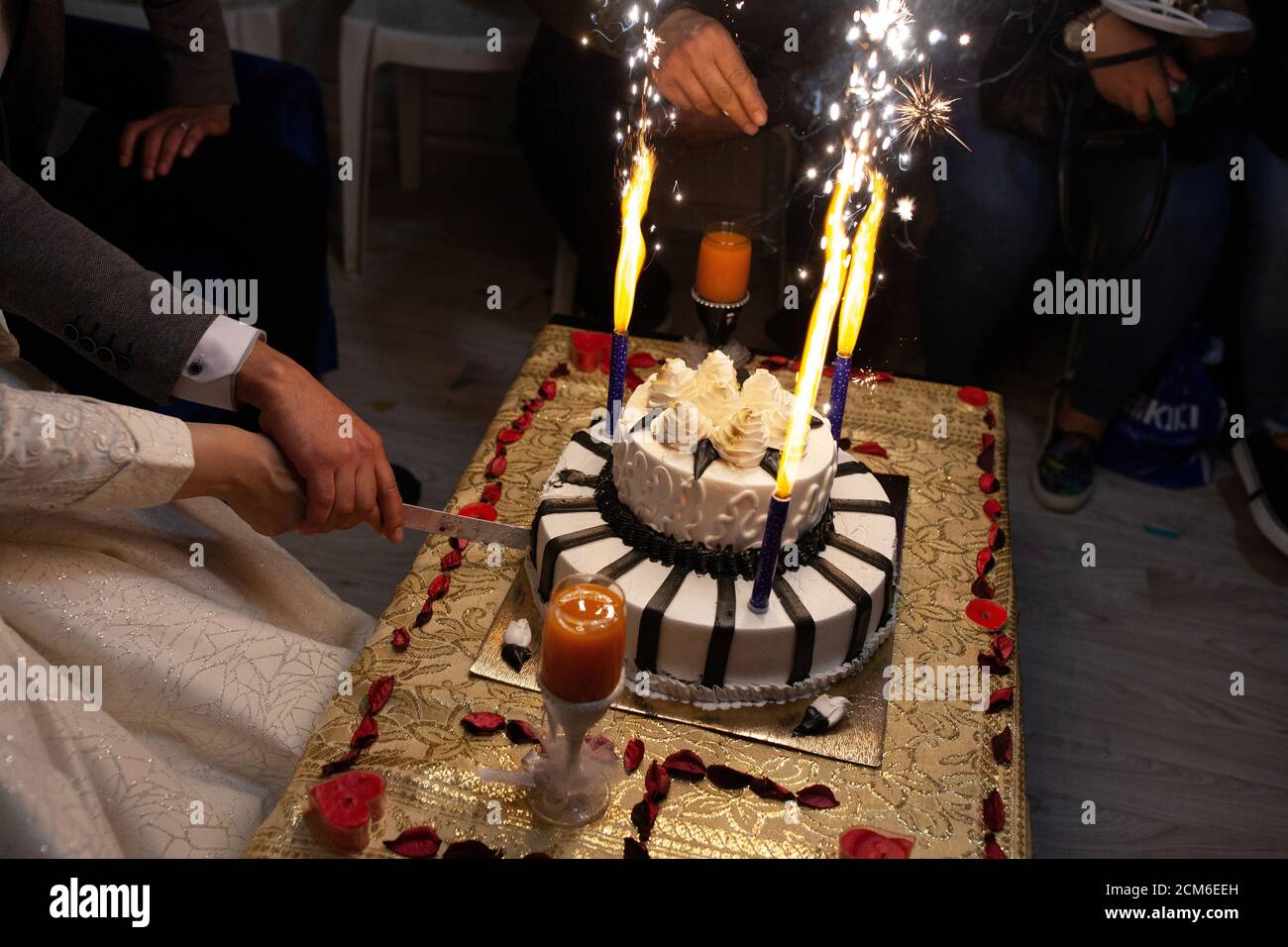 Two Story Cake Banque D Image Et Photos Alamy Two Story Cake Banque D Image Et Photos Alamy
