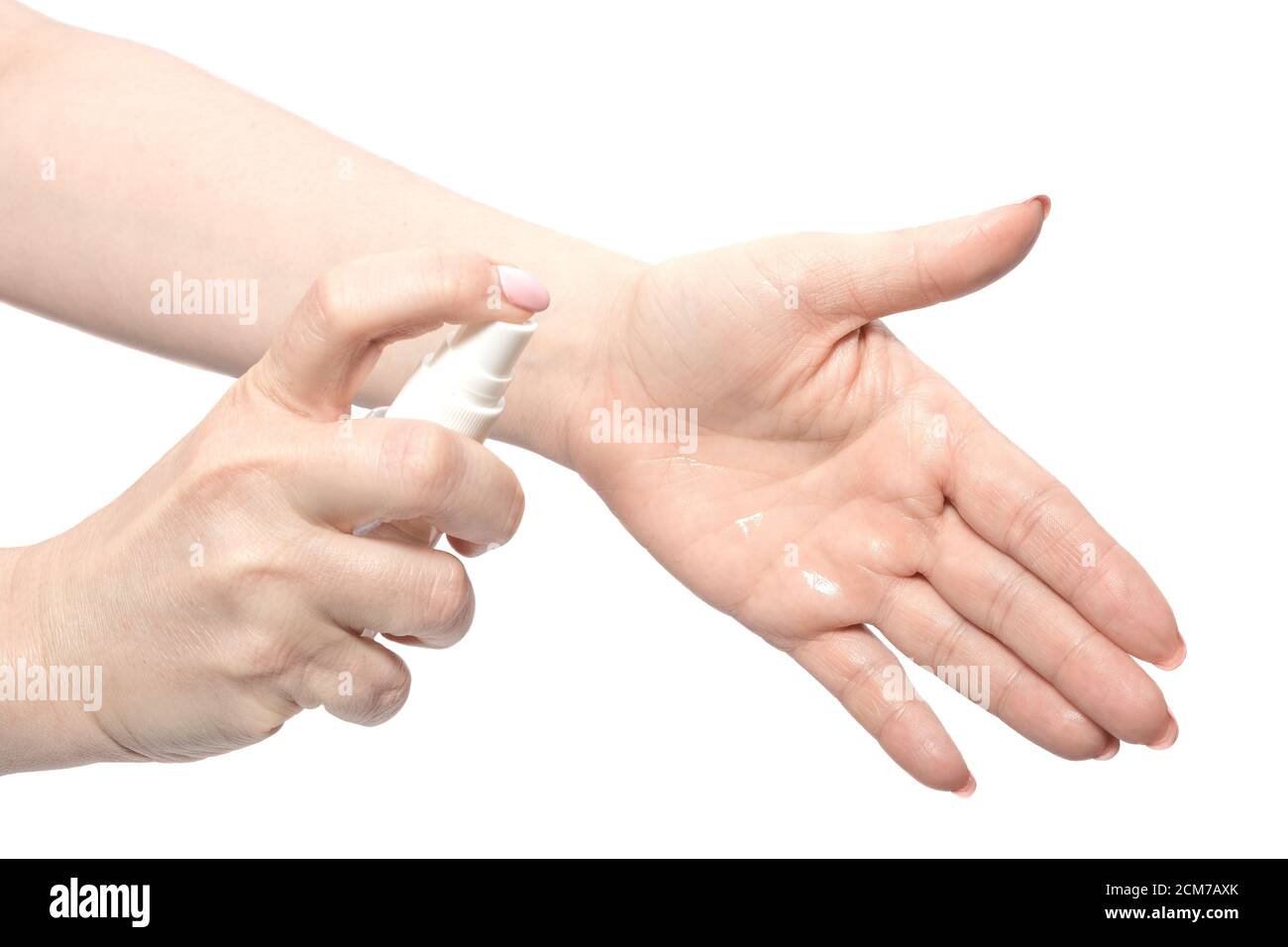 Femme appWoman appliquant un désinfectant pour les mains, se laver les mains avec du gel alcoolisé ou un désinfectant antibactérien après avoir utilisé une salle de bain publique. Concept d'hygiène, Banque D'Images