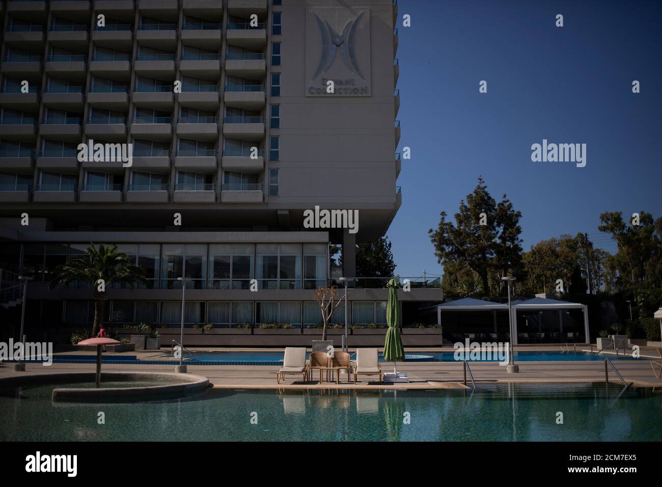 Des chaises longues sont situées à côté d'une piscine de l'hôtel Divani Apollon Palace, le premier jour de l'ouverture des hôtels en Grèce, suite à un confinement national contre la propagation de la maladie du coronavirus (COVID-19), à Athènes, Grèce, le 1er juin 2020. REUTERS/Almais Konstantinidis Banque D'Images