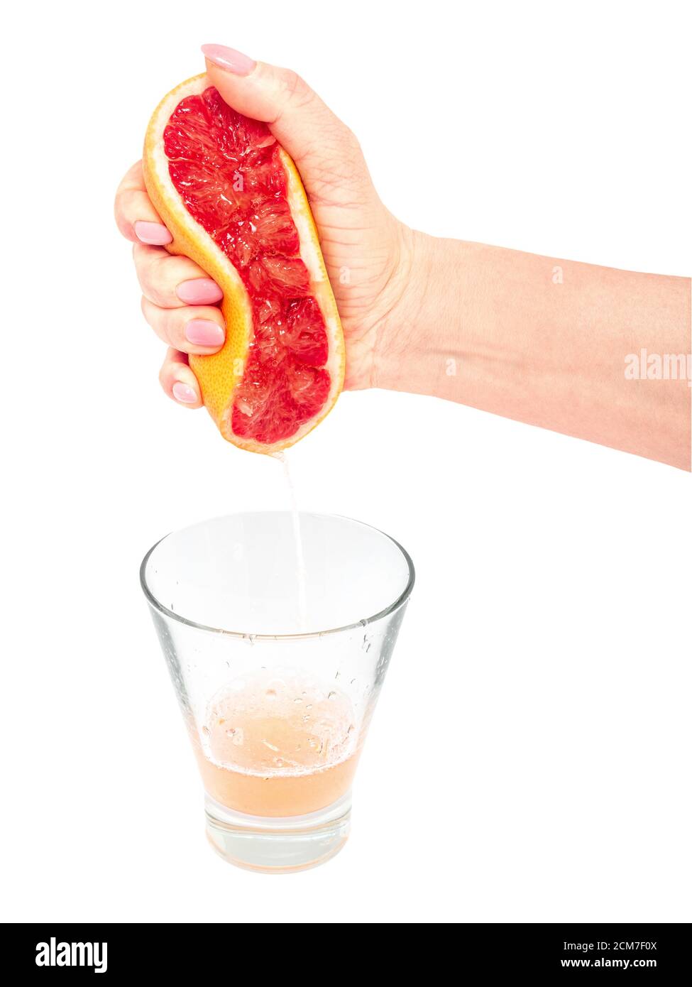 Gros plan photo rognée d'une femme tenant dans les mains moitié de pamplemousse mûr frais, verre. Les gens vivant style de vie détendre concept de vacances. Banque D'Images