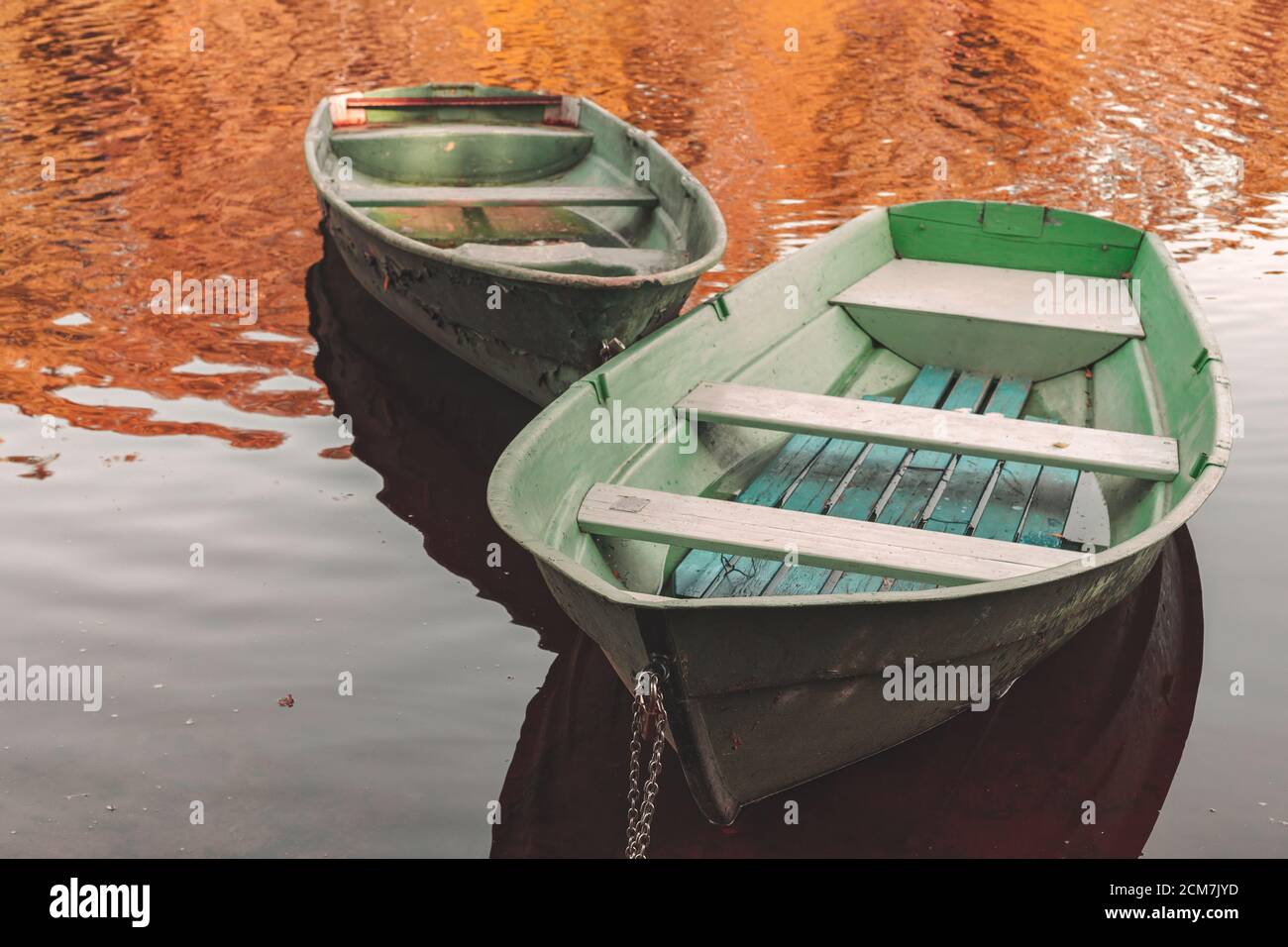 Deux petits barques sont ancrées sur la côte d'un STILL lac Banque D'Images