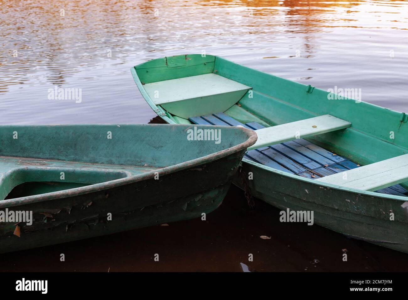 Les barques sont sur la côte d'un lac STILL Banque D'Images