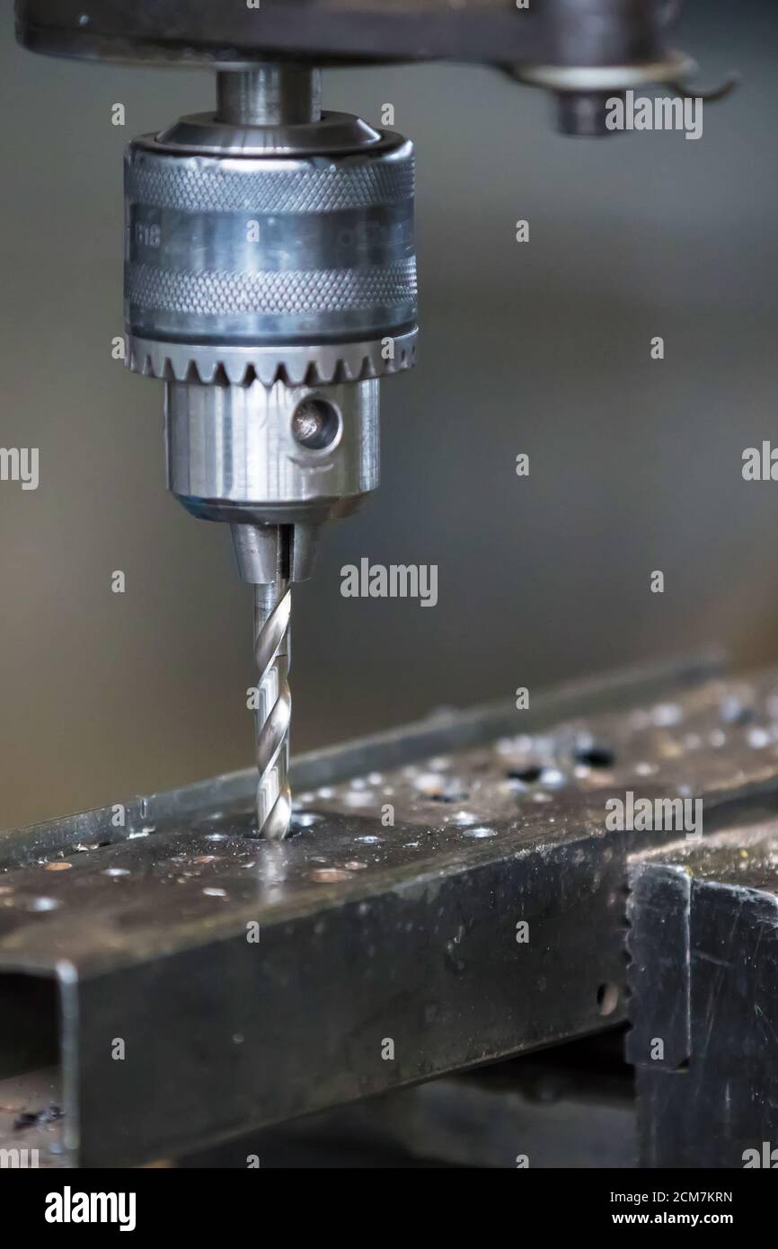 Une perceuse industrielle fore un trou dans le métal. Machines de  traitement des métaux Photo Stock - Alamy