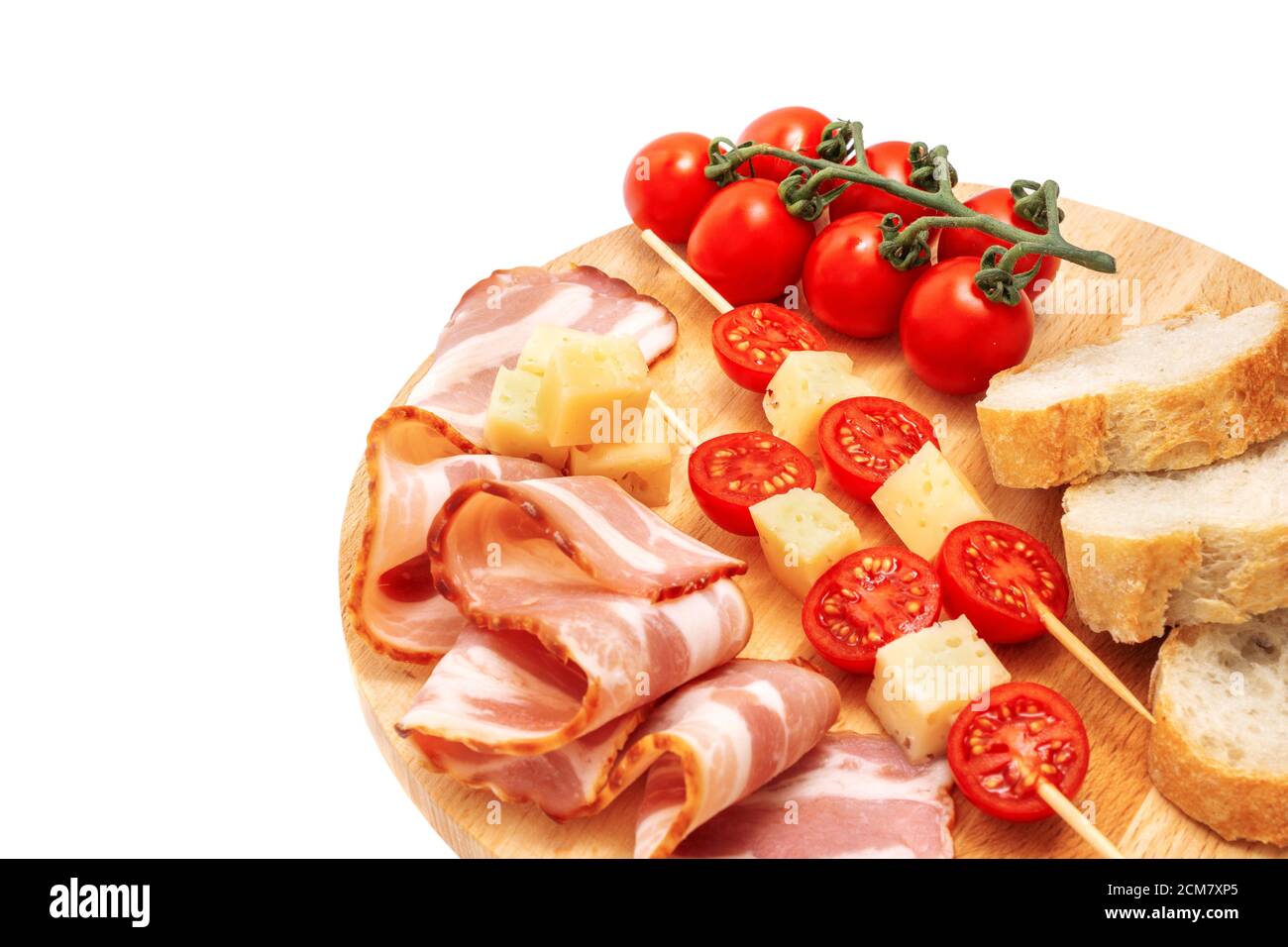 composition de tomates au fromage bacon et pain sur bois, fond blanc isolé Banque D'Images
