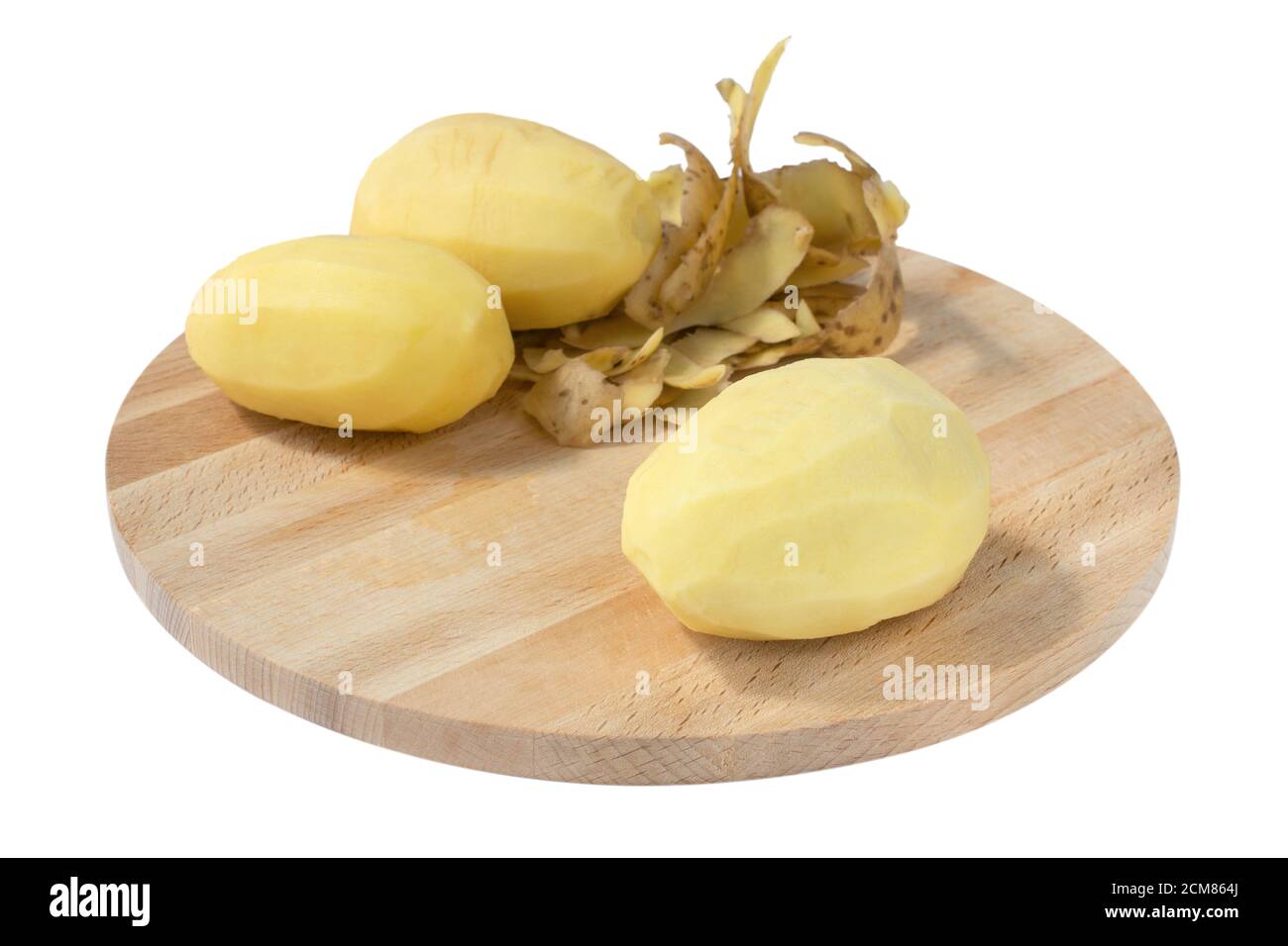 pommes de terre sur table en bois, pommes de terre pelées, isolées sur fond blanc Banque D'Images